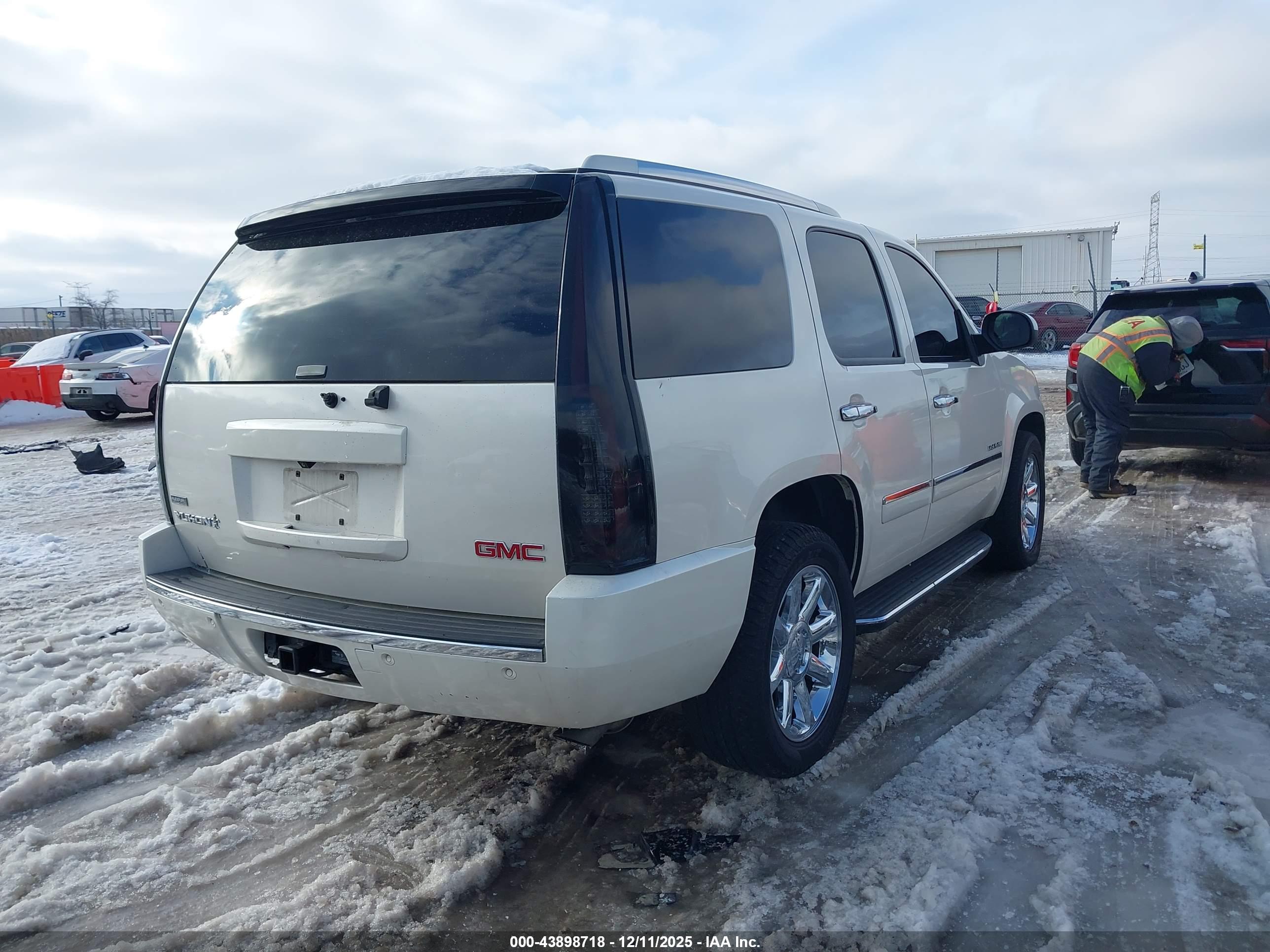 GMC YUKON image 4