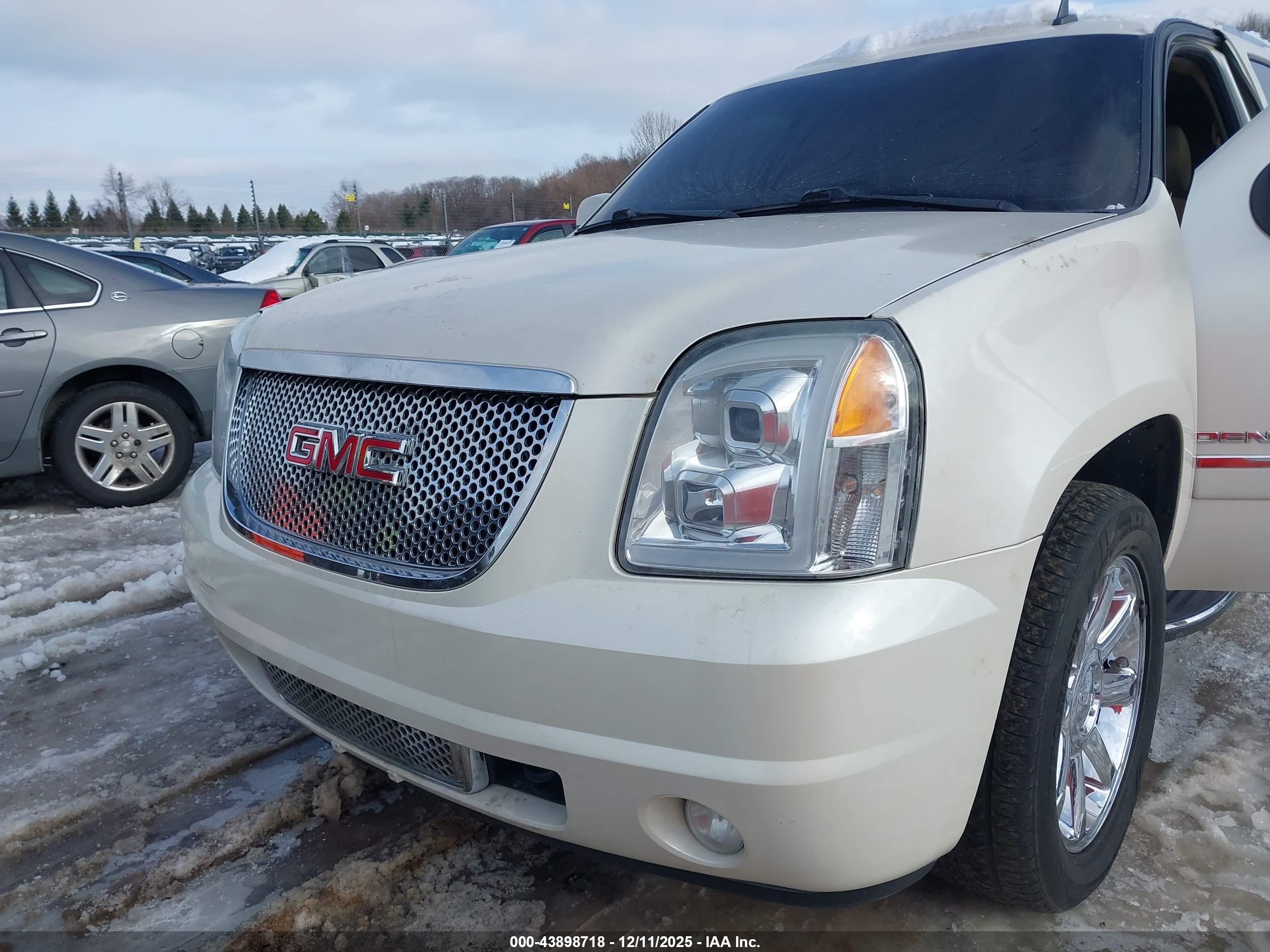GMC YUKON image 6