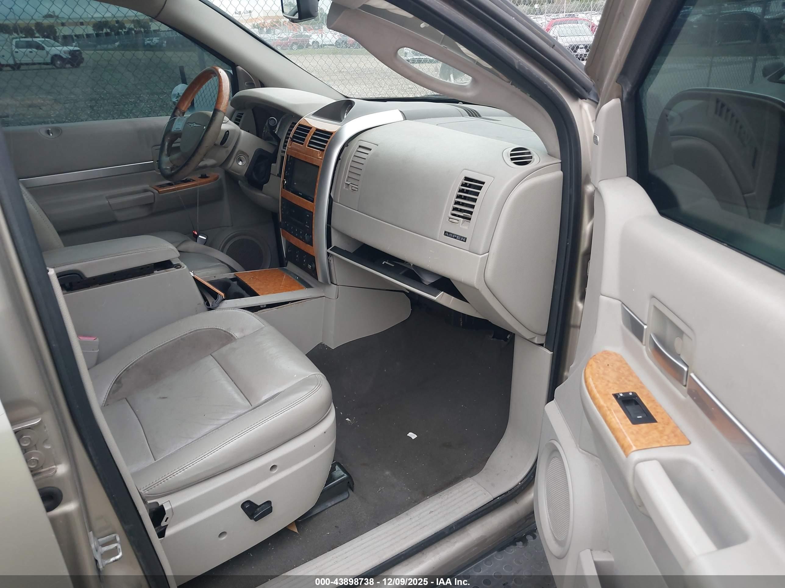 CHRYSLER ASPEN image 5