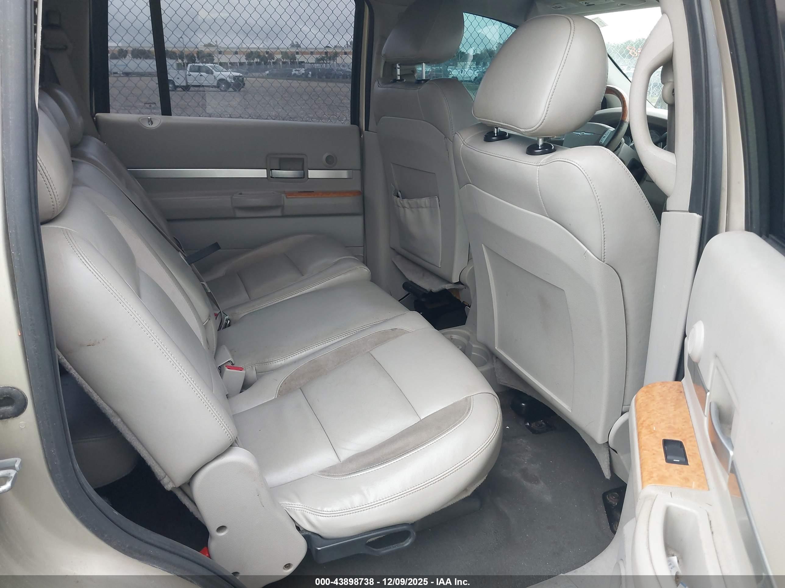 CHRYSLER ASPEN image 8