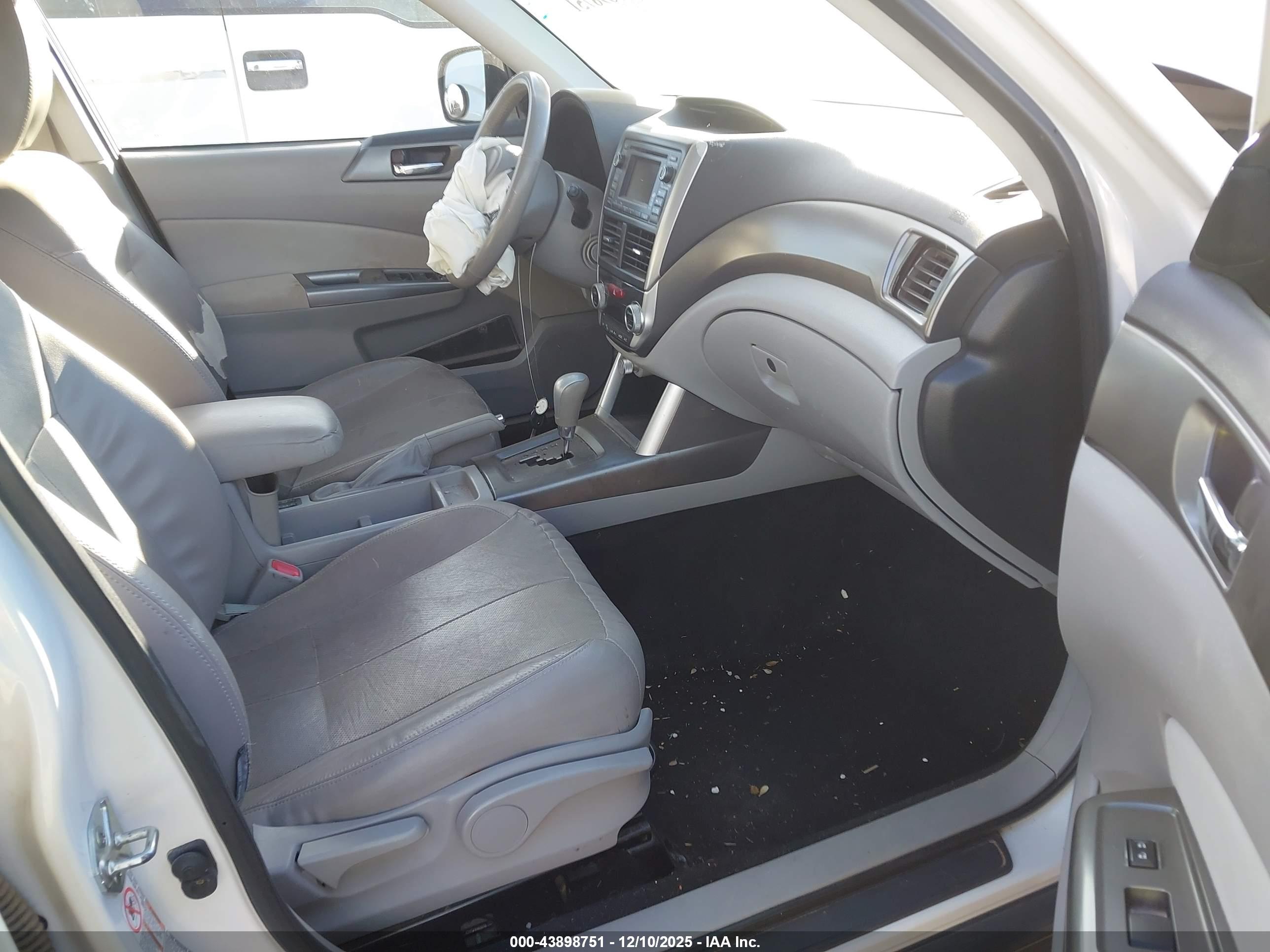 SUBARU FORESTER image 5