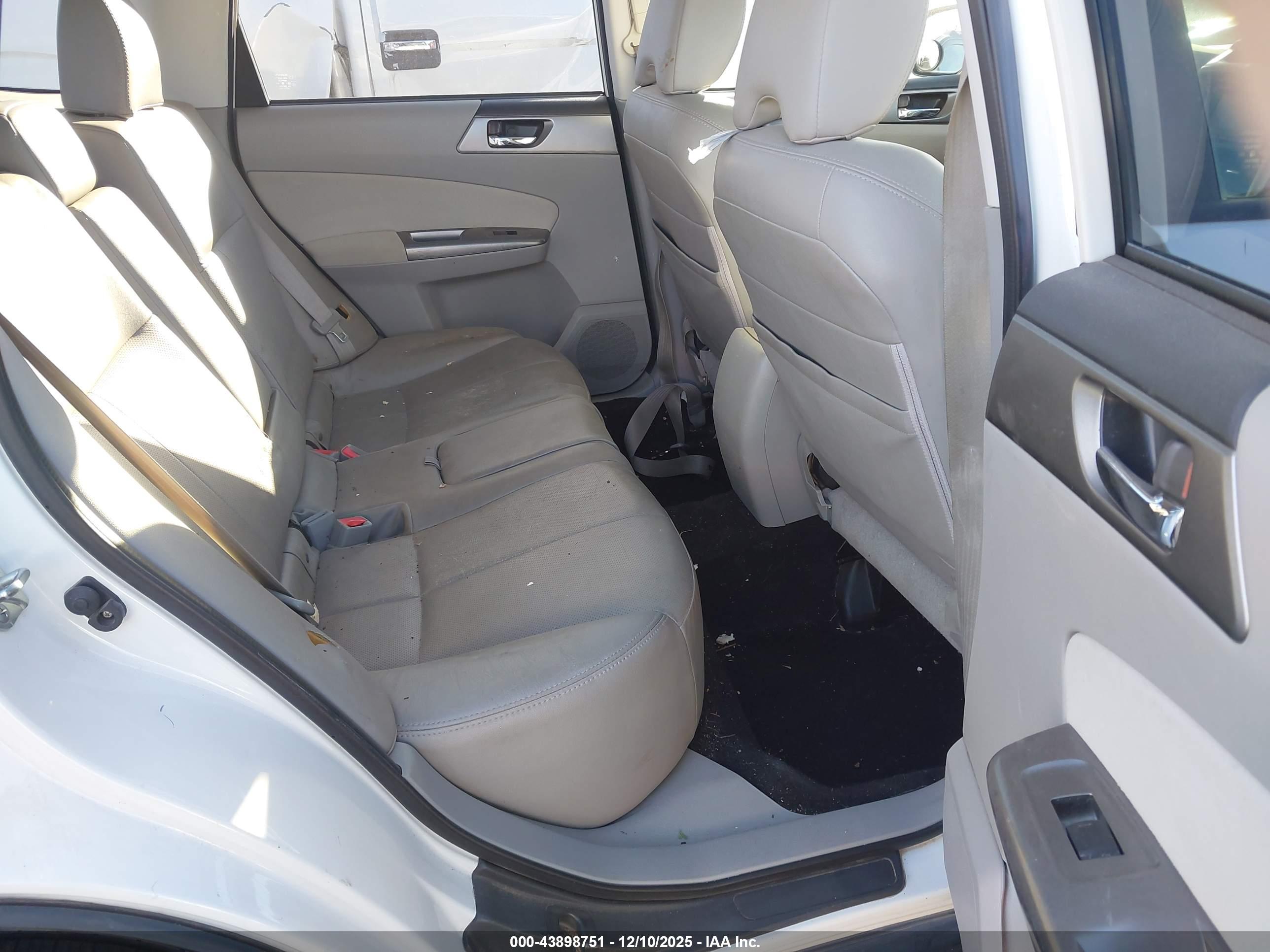SUBARU FORESTER image 8