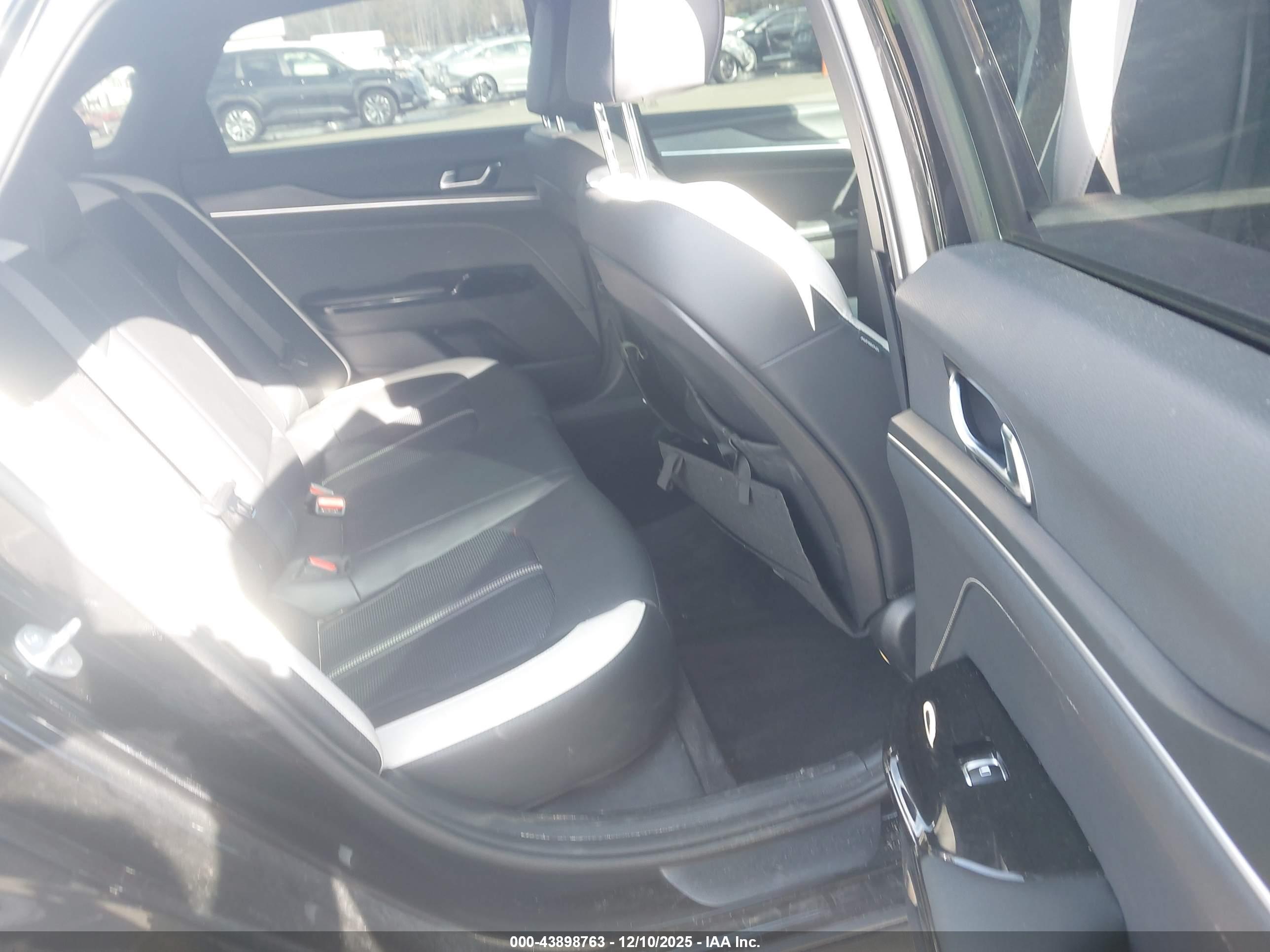 KIA K5 image 8