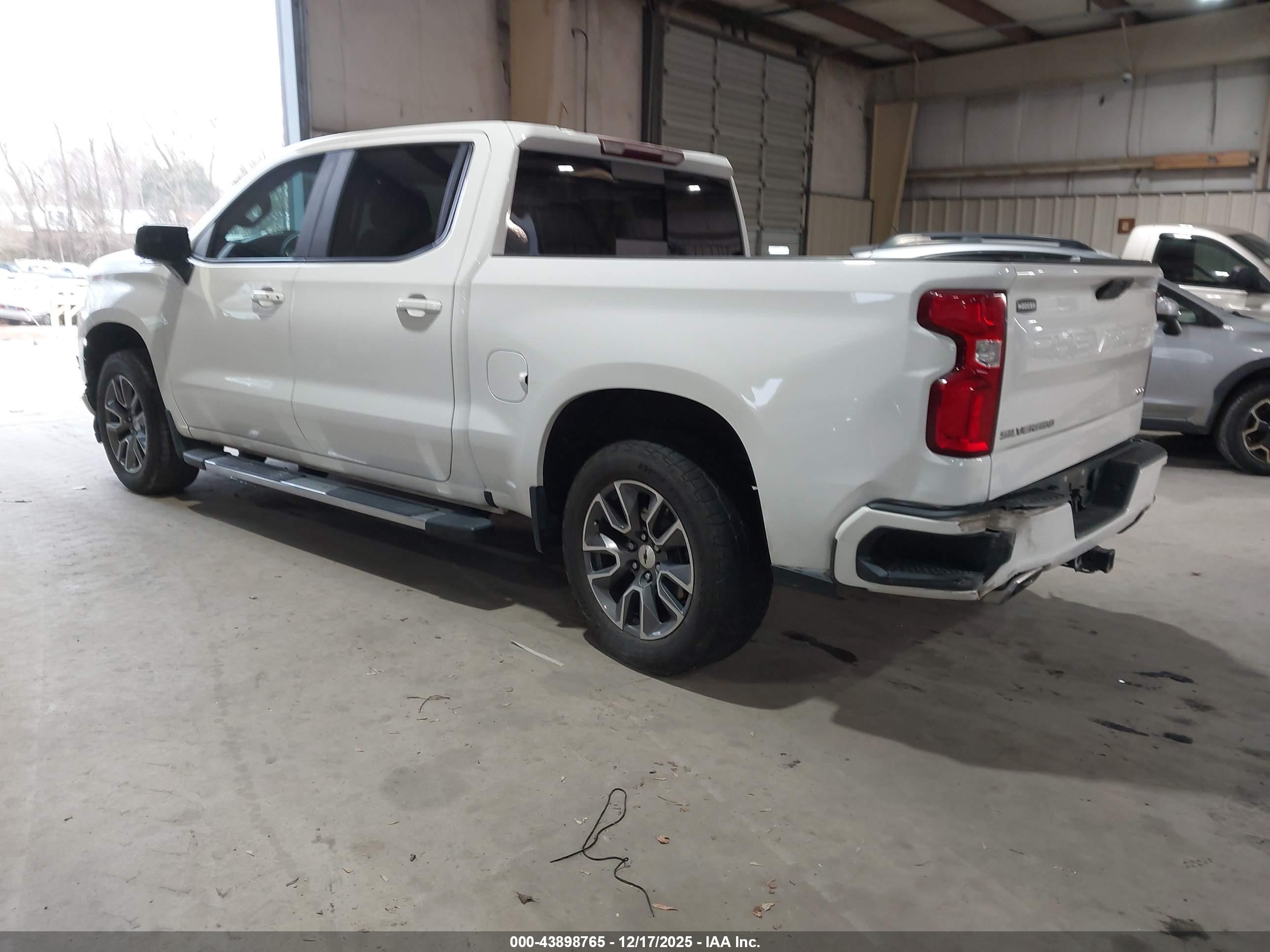 CHEVROLET SILVERADO image 3