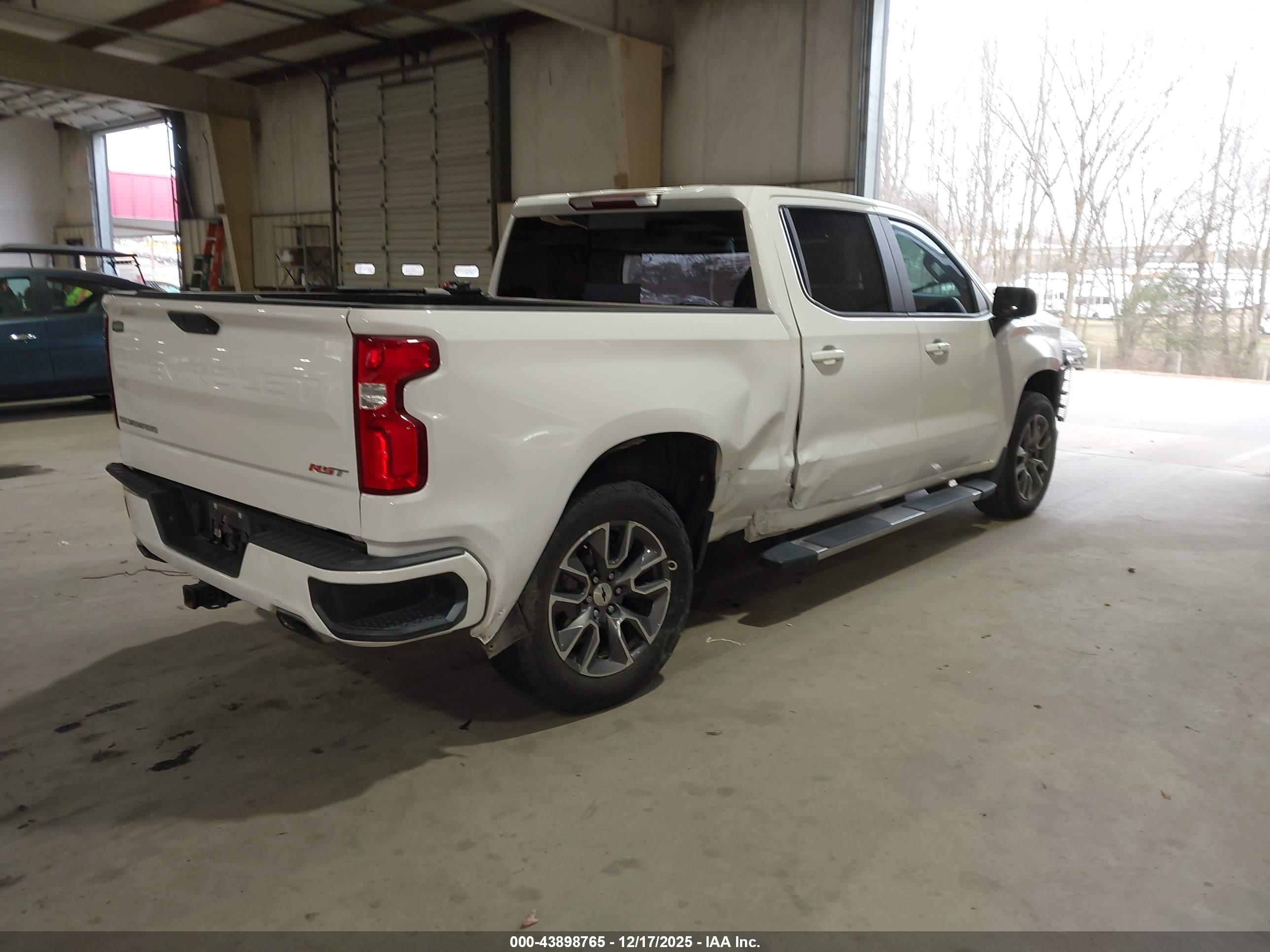 CHEVROLET SILVERADO image 4