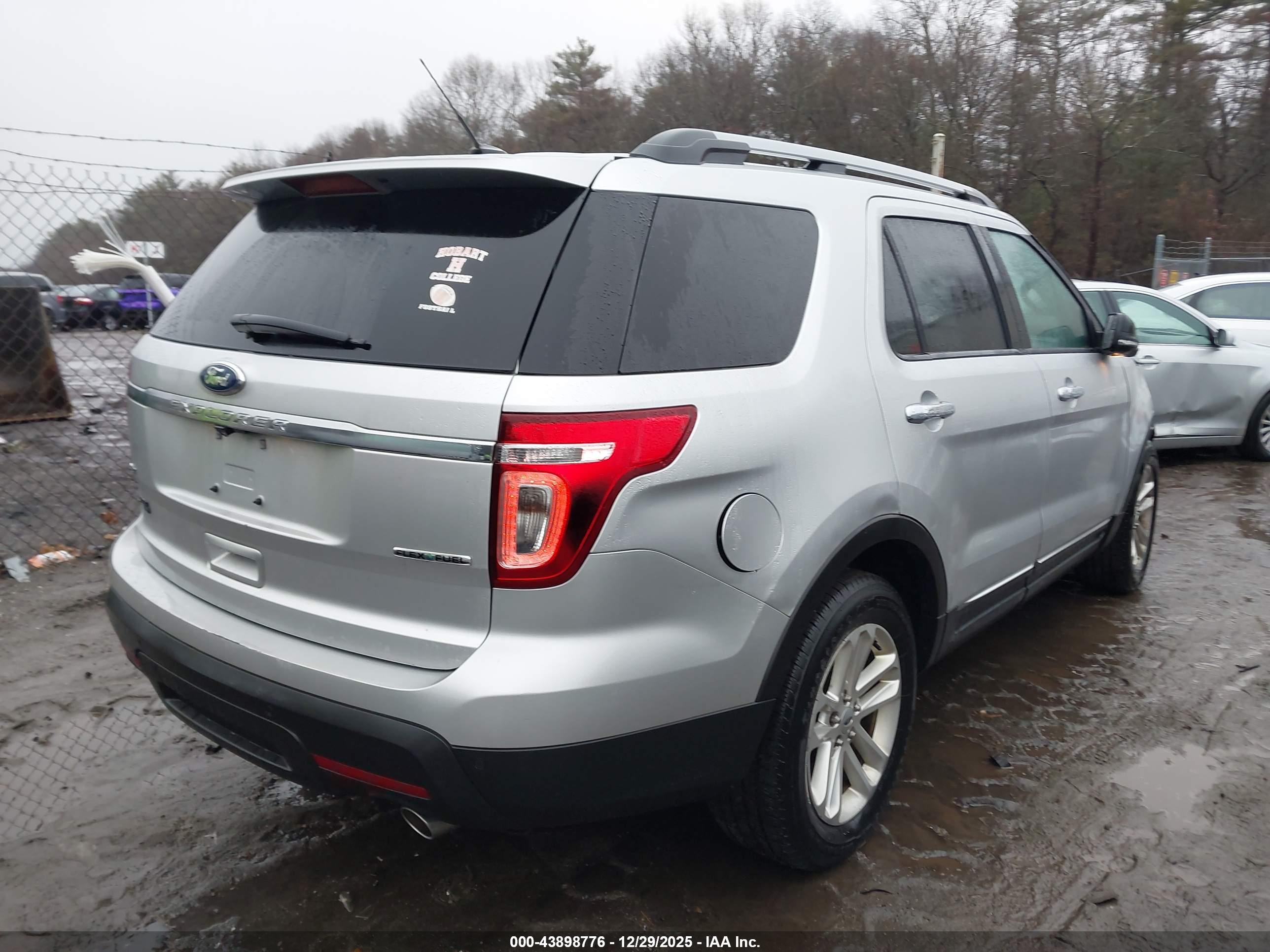 FORD EXPLORER image 4