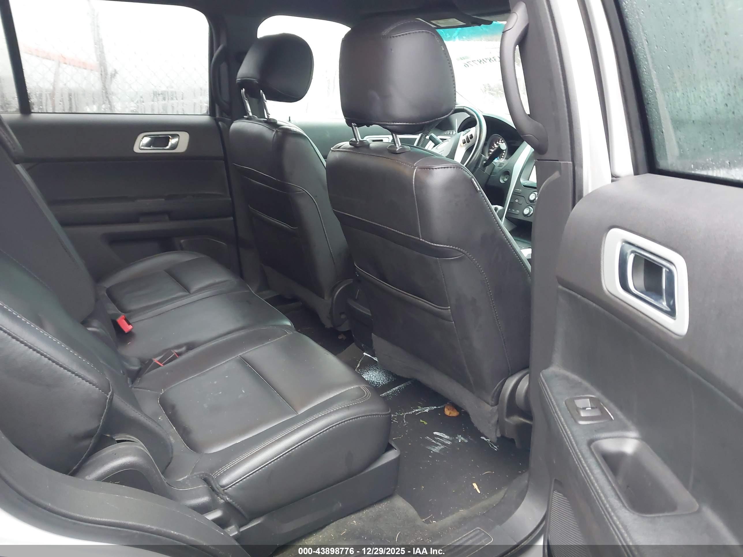 FORD EXPLORER image 8