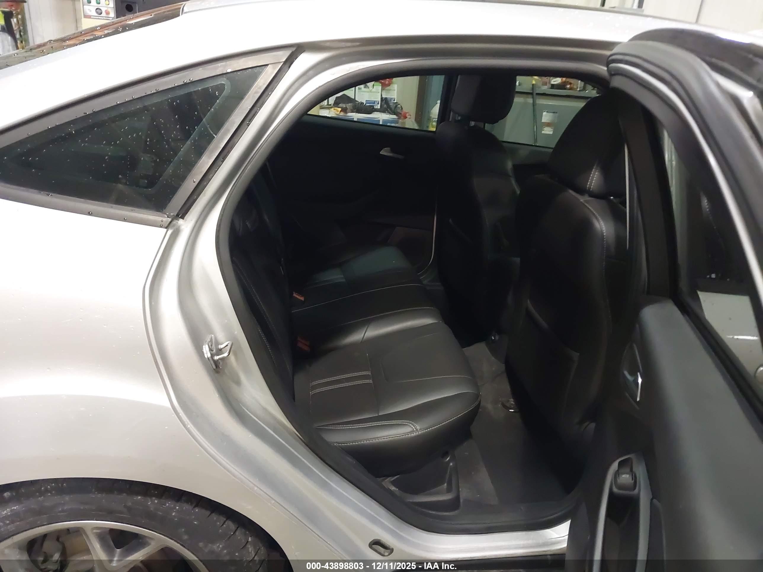 FORD FOCUS image 8