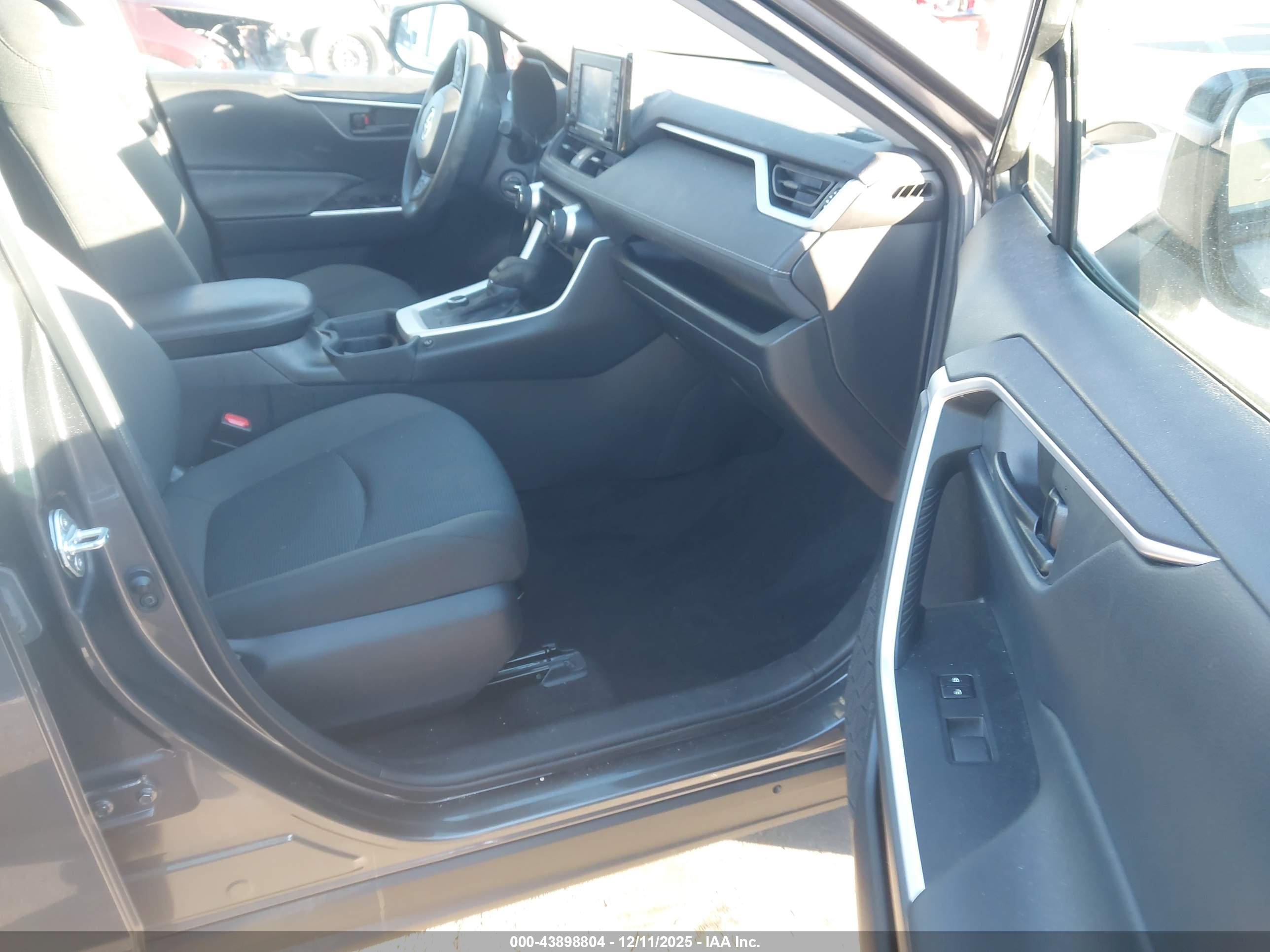 TOYOTA RAV4 image 5