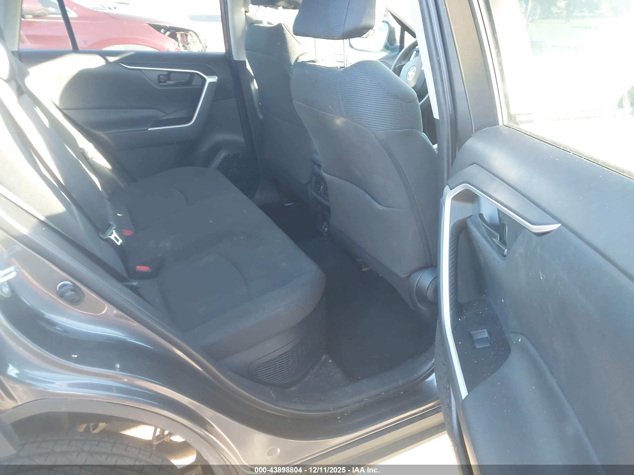 TOYOTA RAV4 image 8