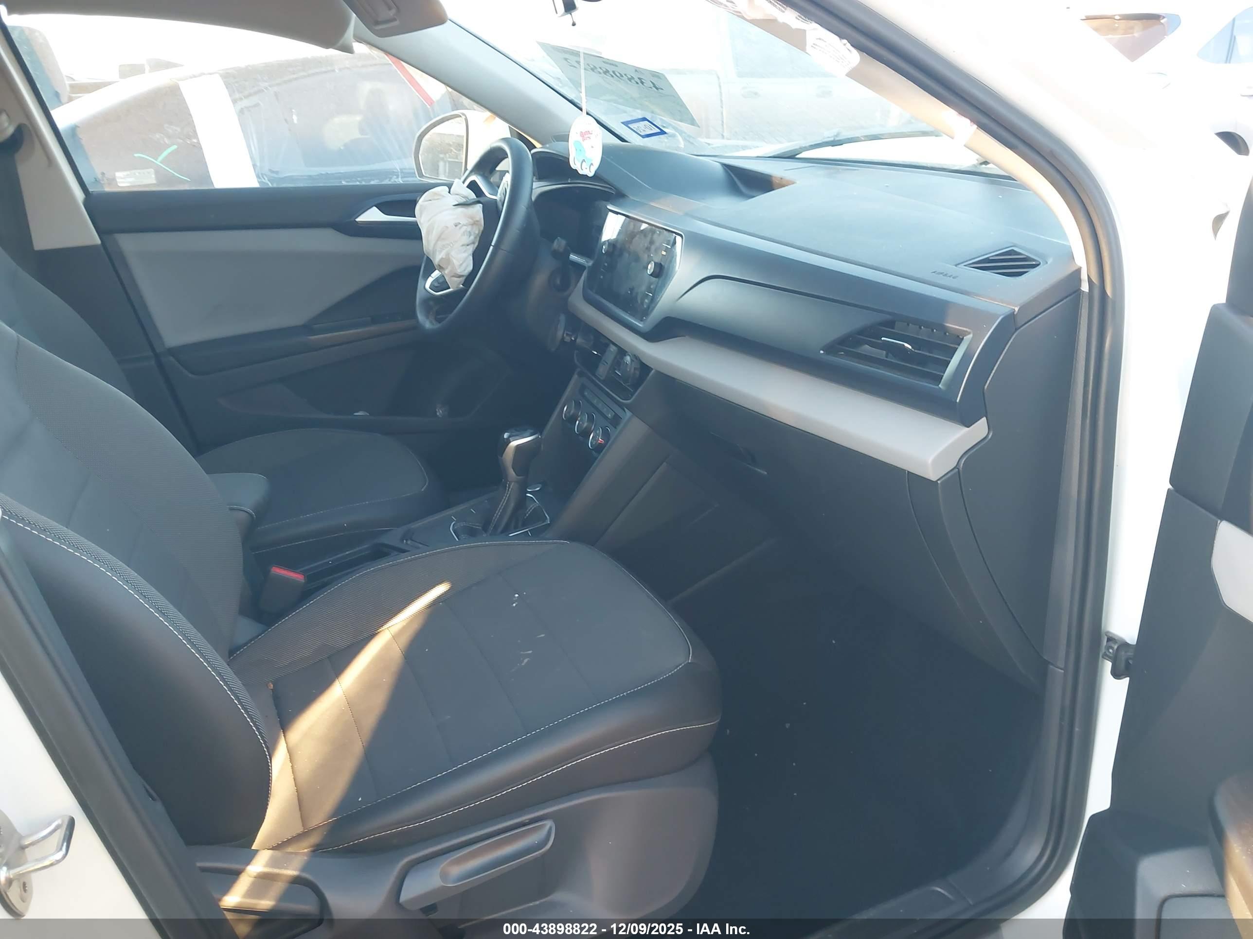 VOLKSWAGEN TAOS image 5