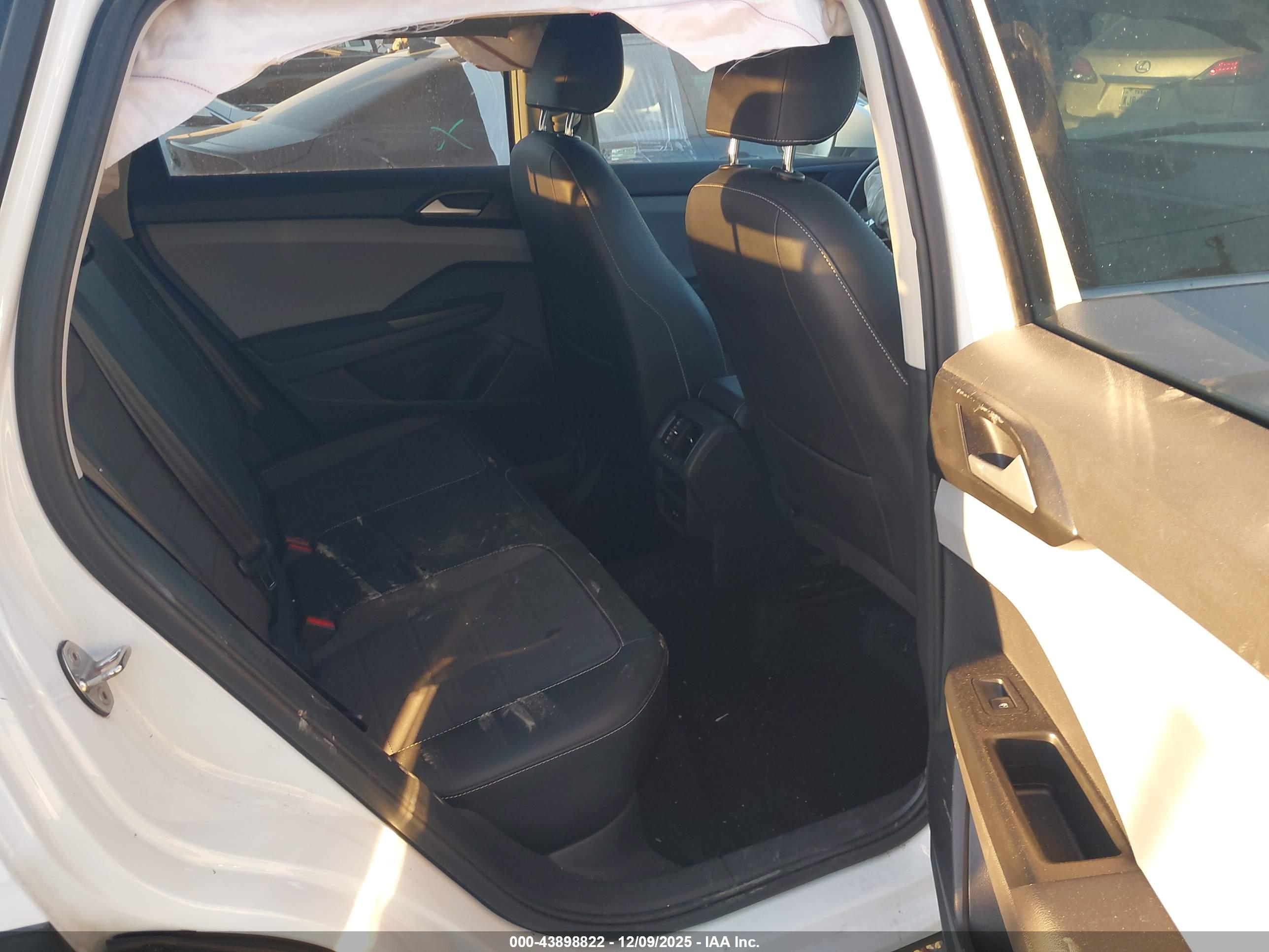 VOLKSWAGEN TAOS image 8