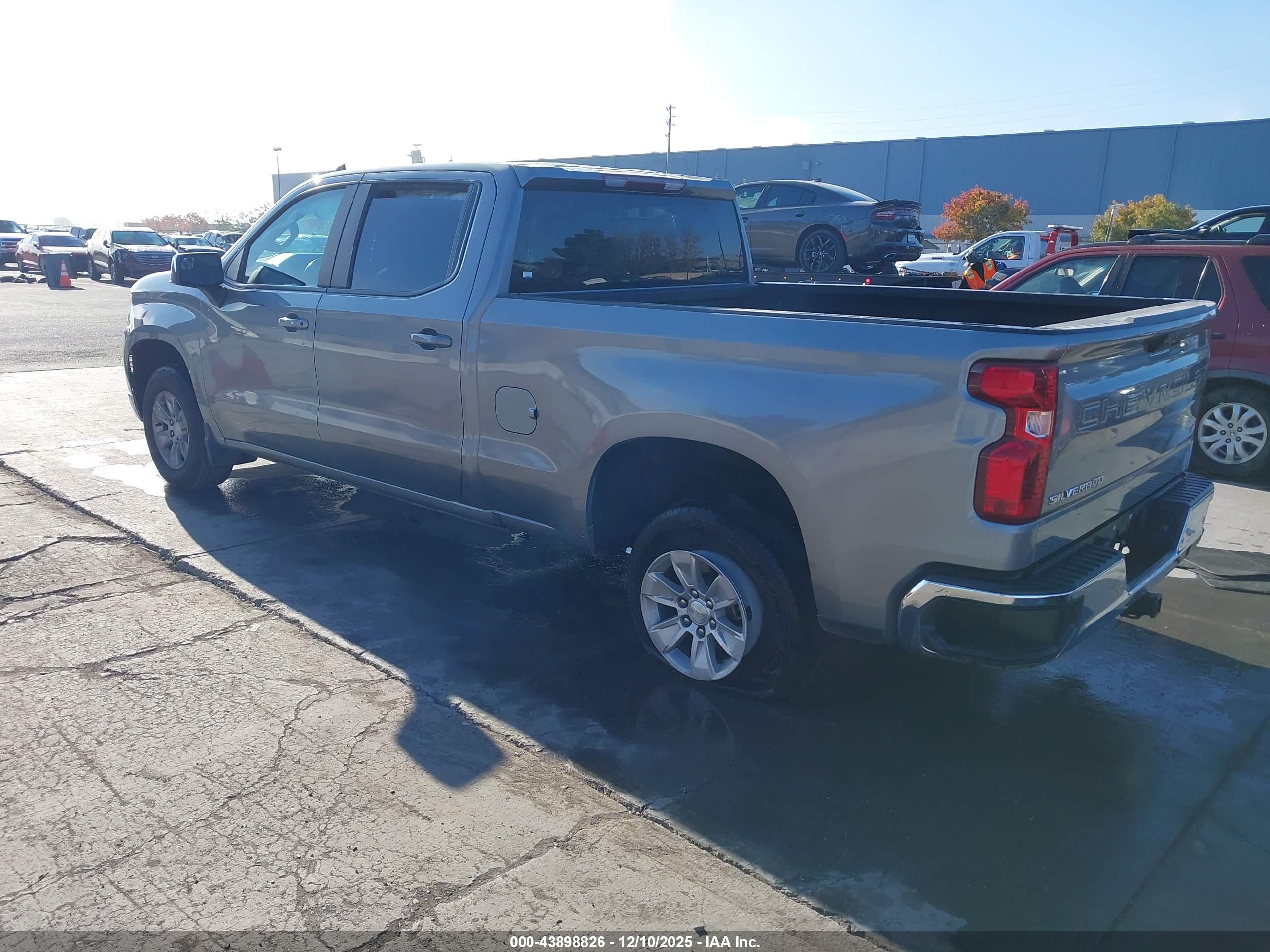CHEVROLET SILVERADO image 3