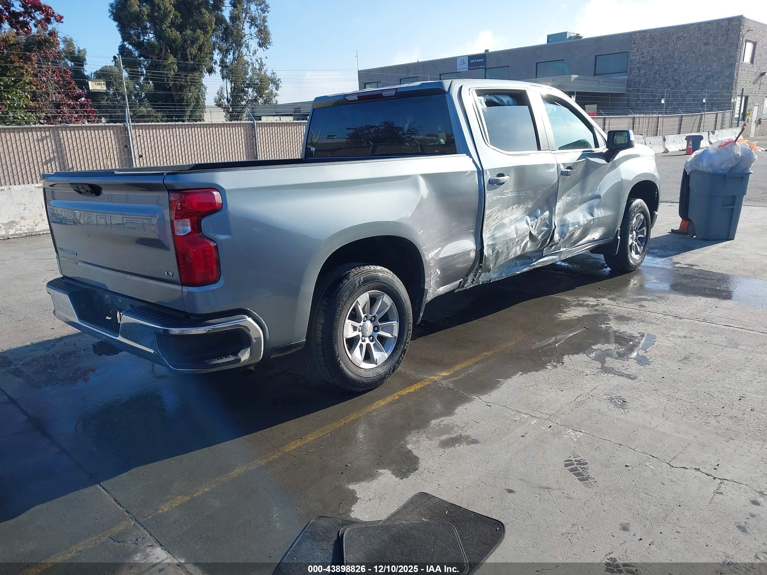 CHEVROLET SILVERADO image 4