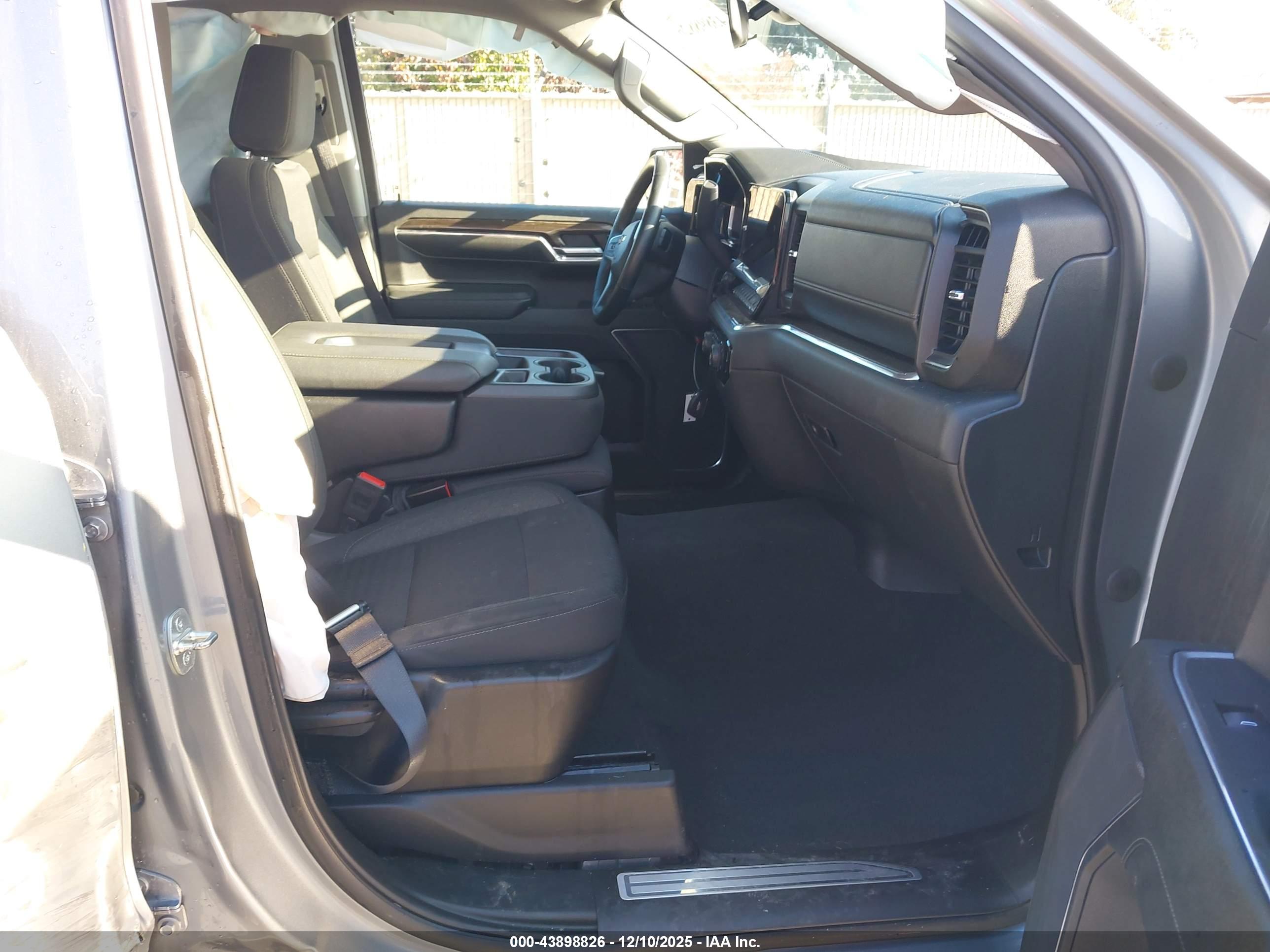 CHEVROLET SILVERADO image 5