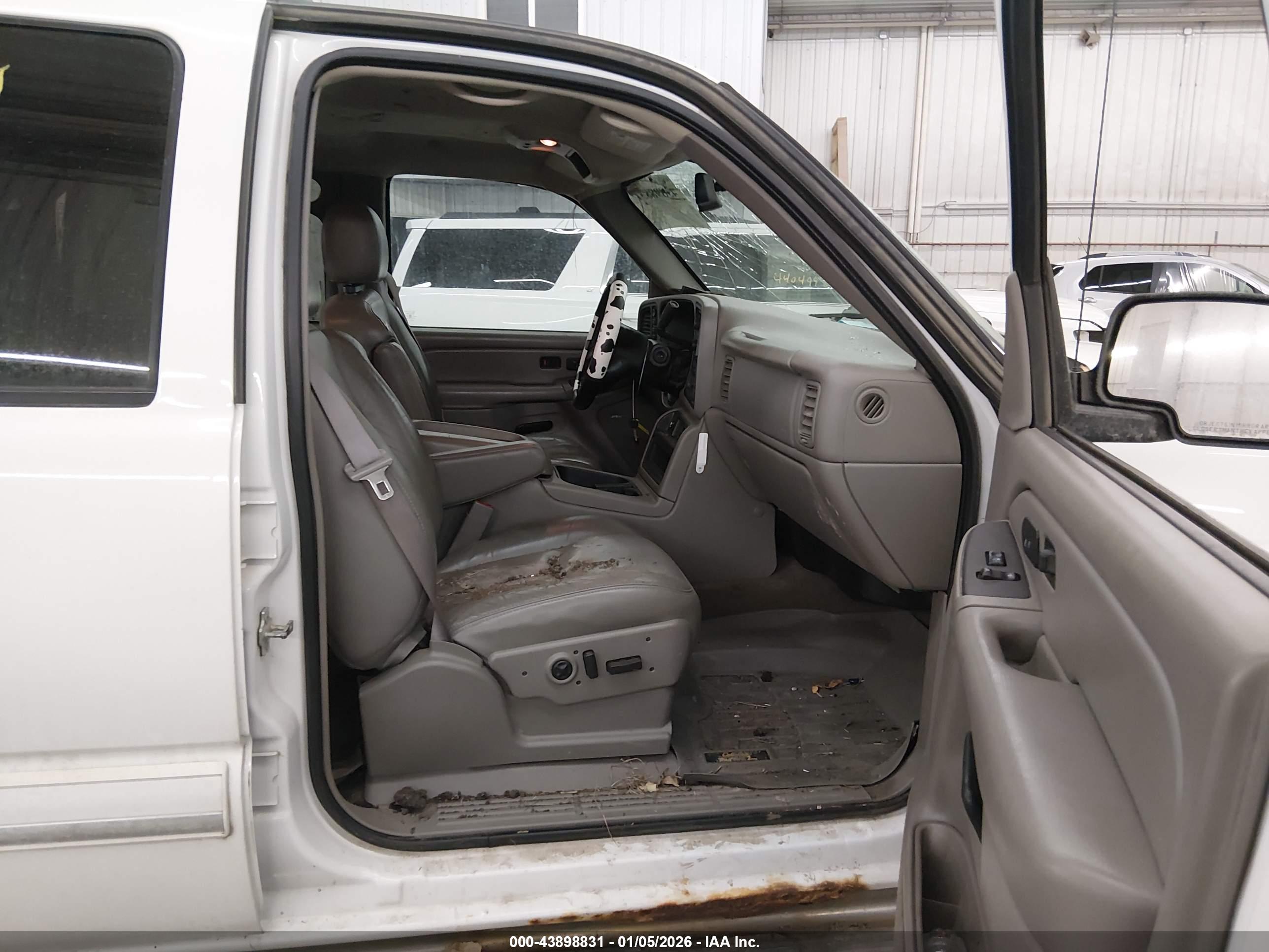 CHEVROLET SILVERADO image 5