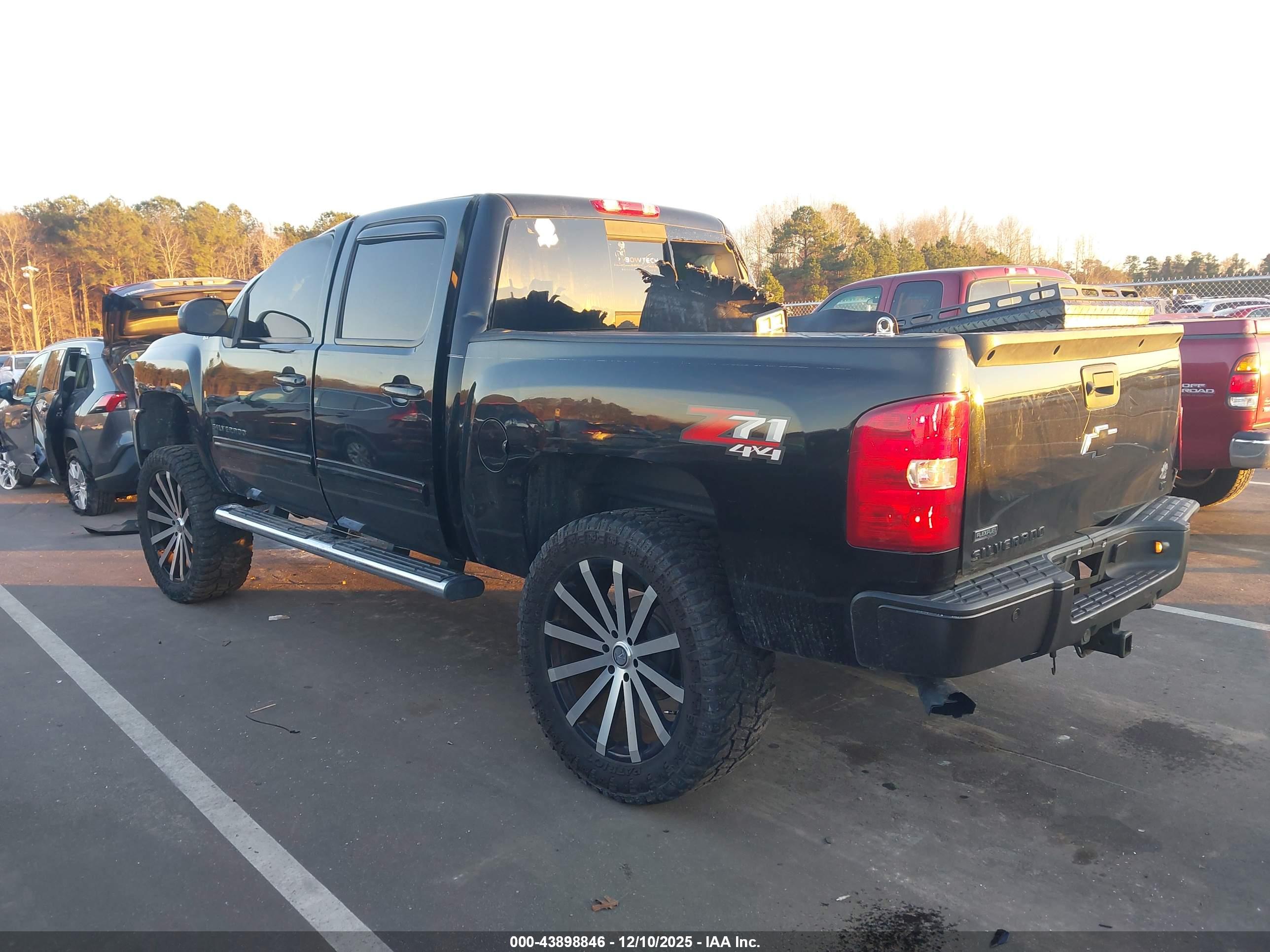 CHEVROLET SILVERADO image 3