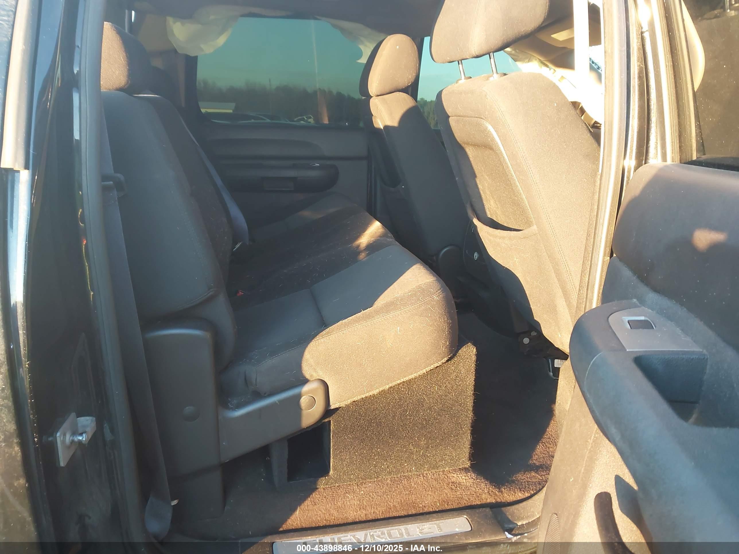 CHEVROLET SILVERADO image 8