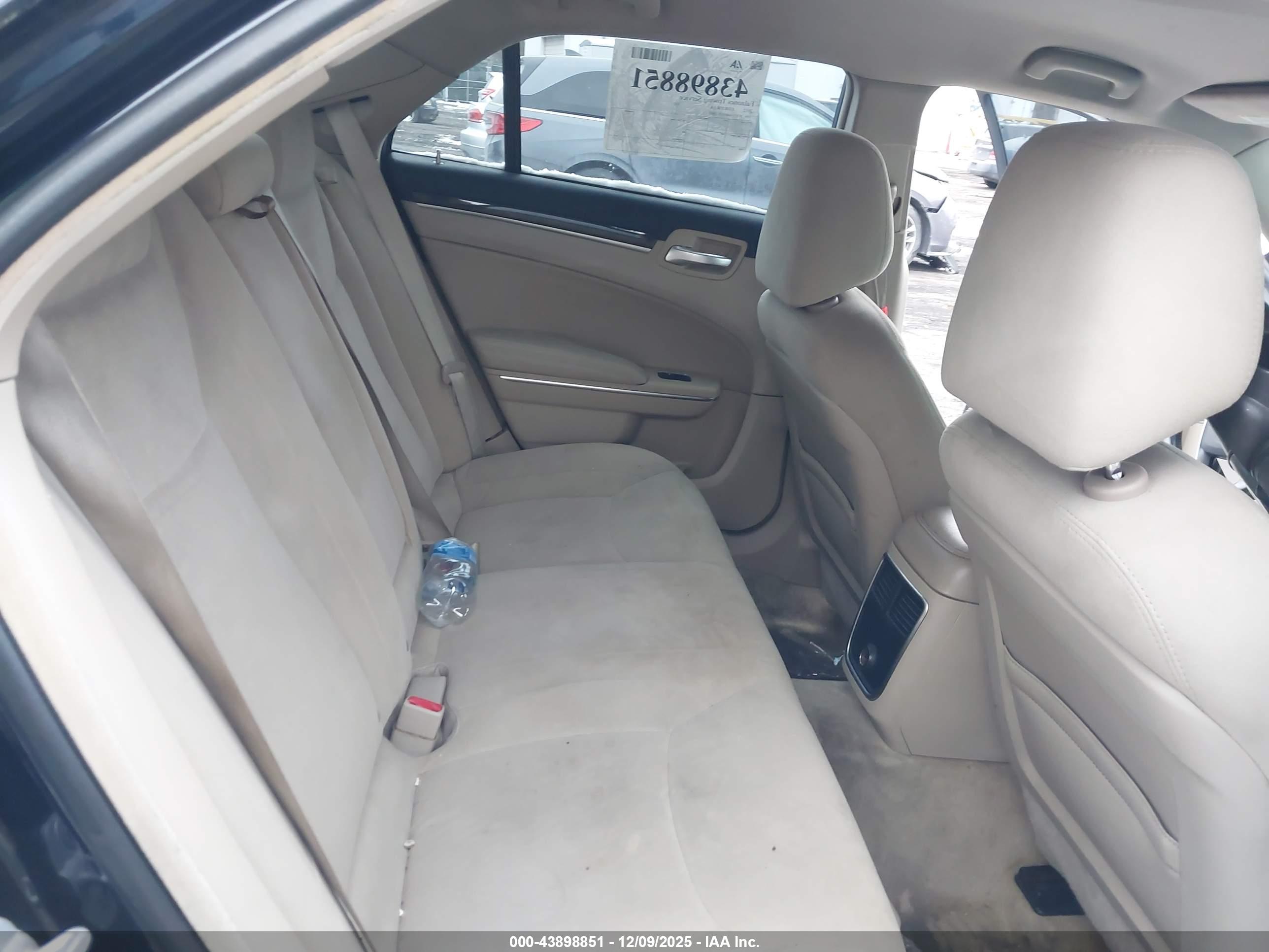 CHRYSLER 300 image 8