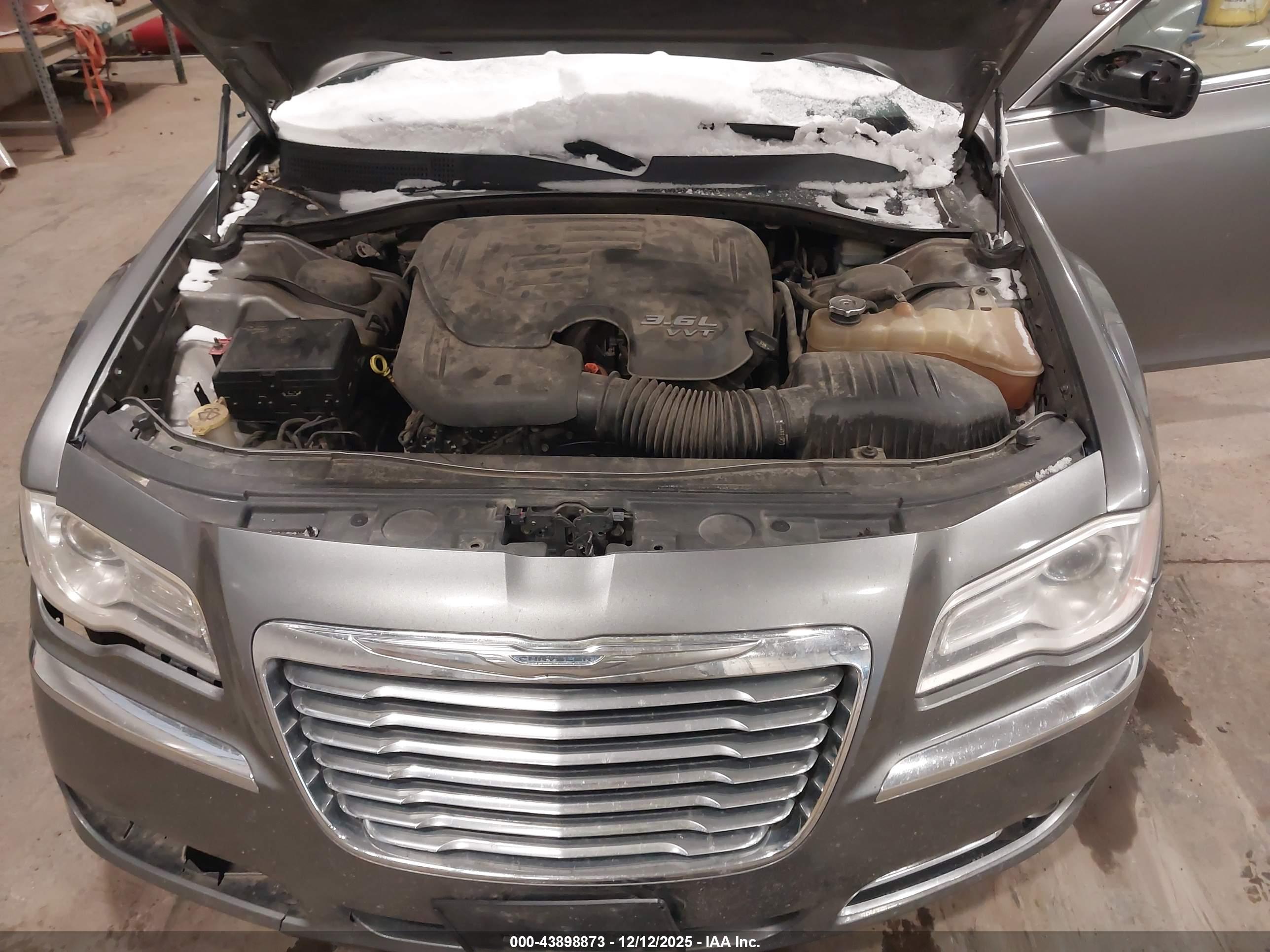 CHRYSLER 300 image 10