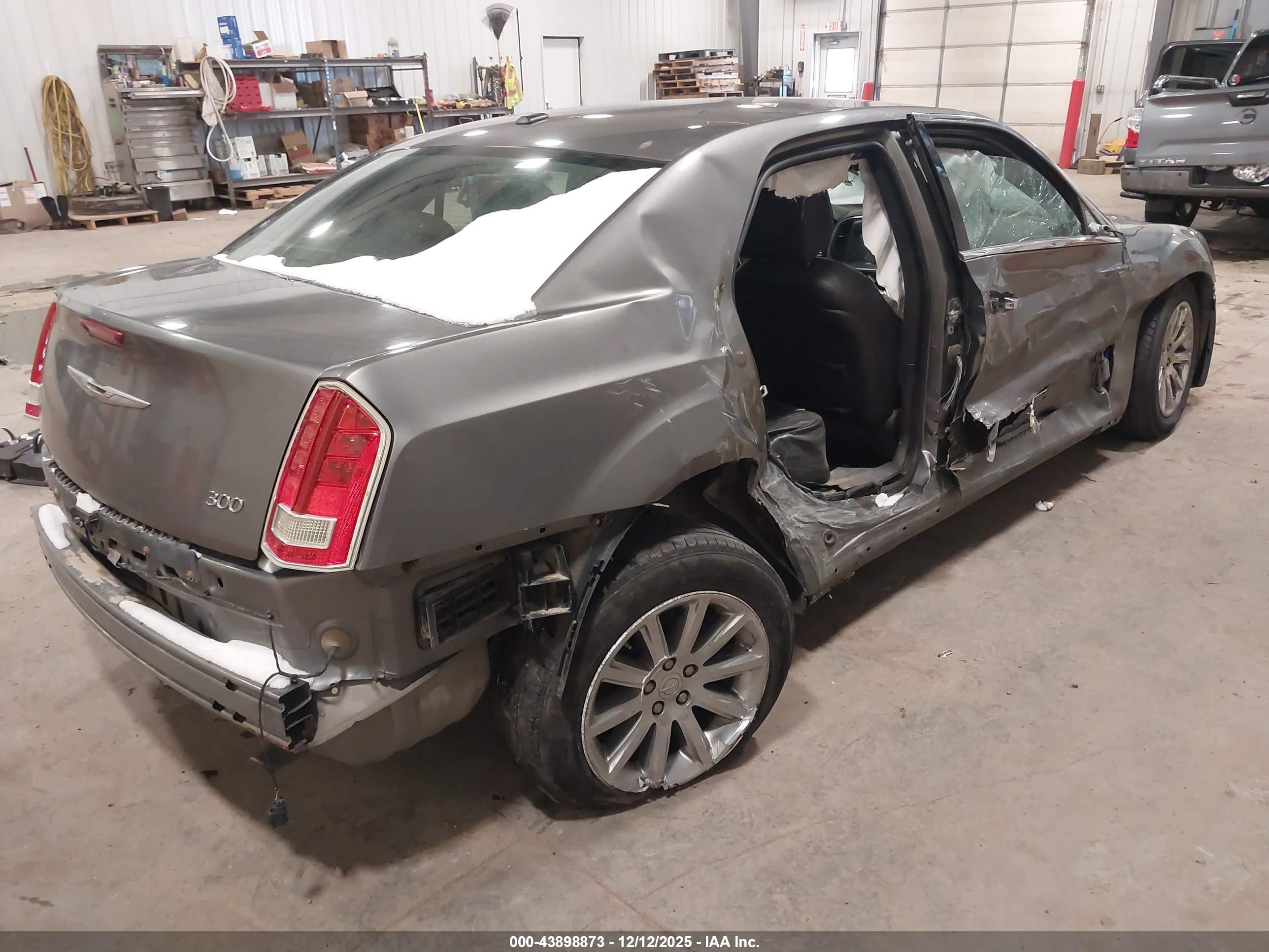 CHRYSLER 300 image 4