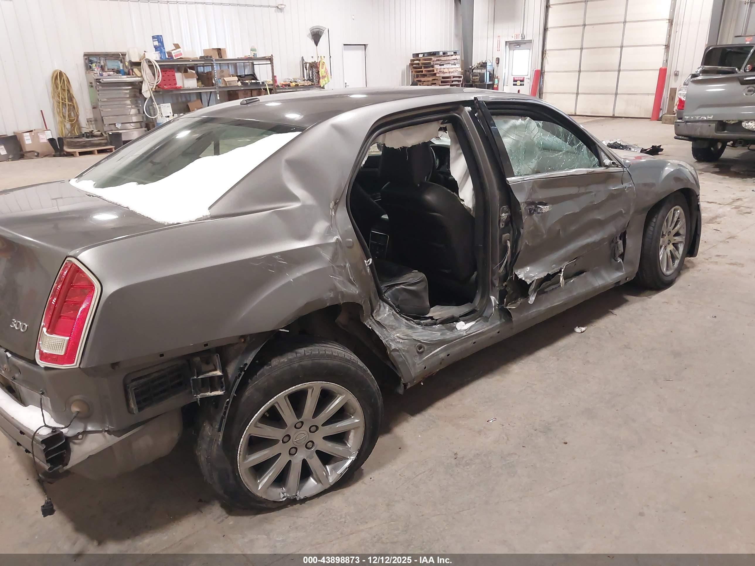 CHRYSLER 300 image 6