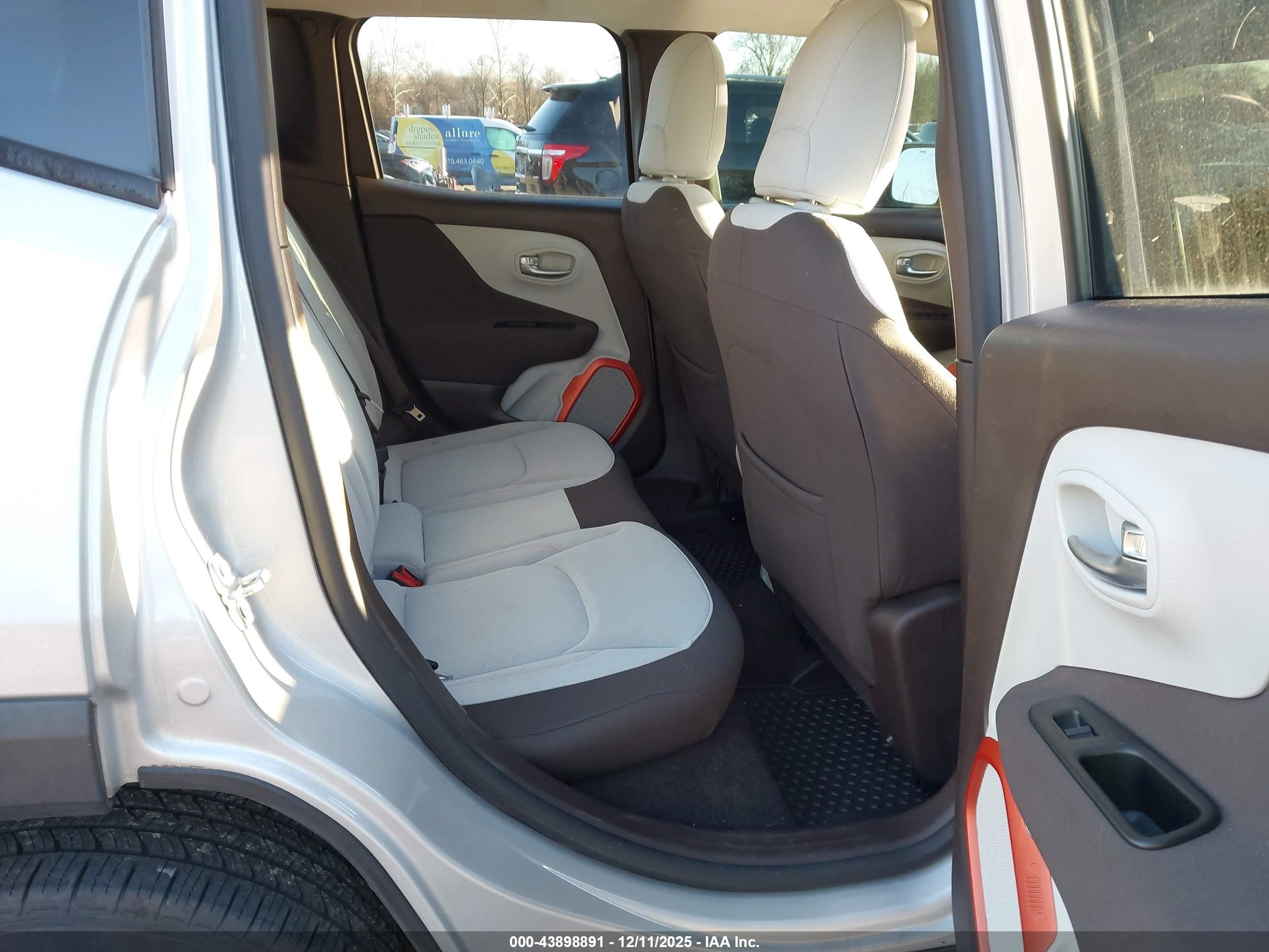 JEEP RENEGADE image 8