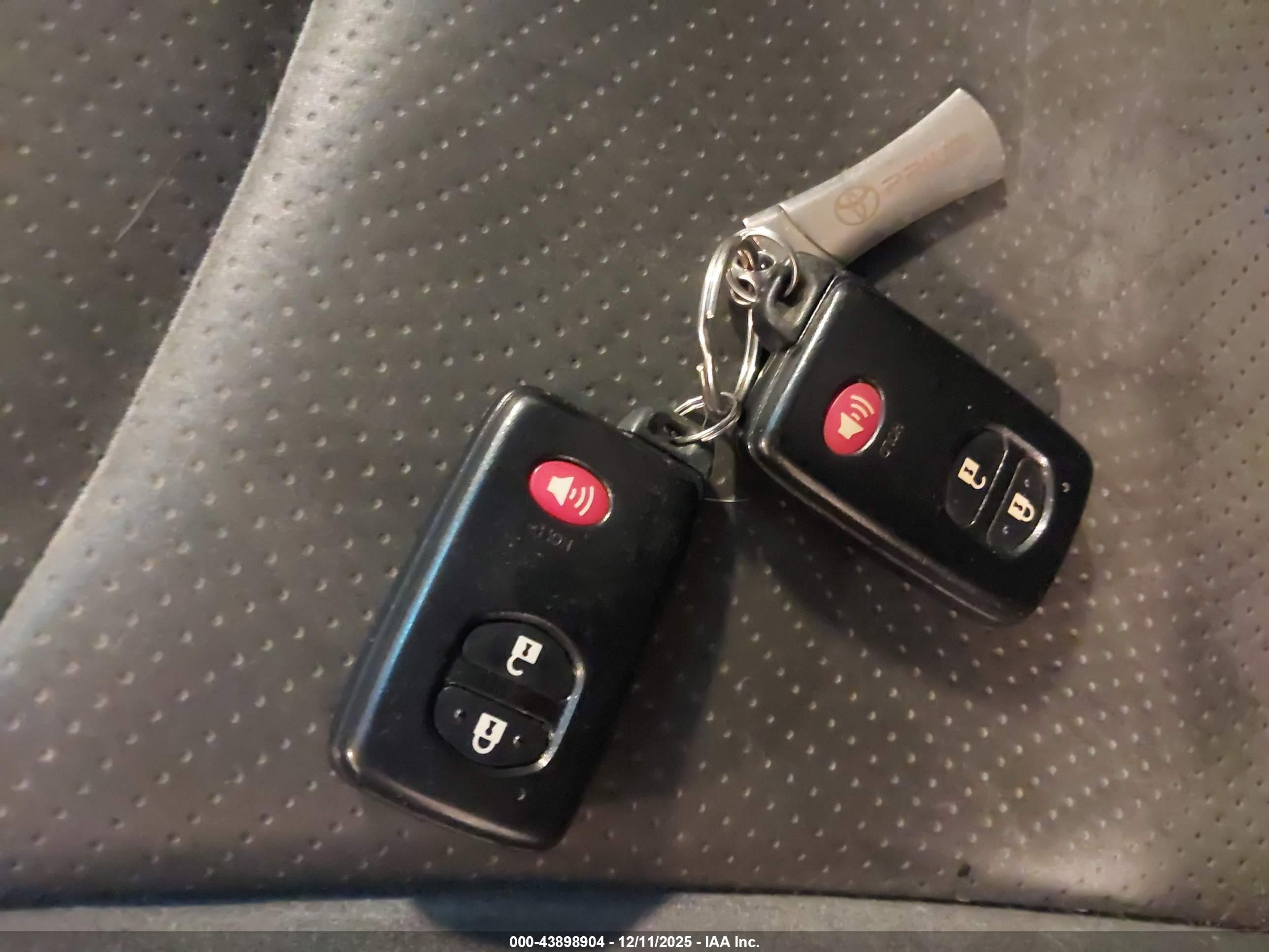 TOYOTA PRIUS image 11