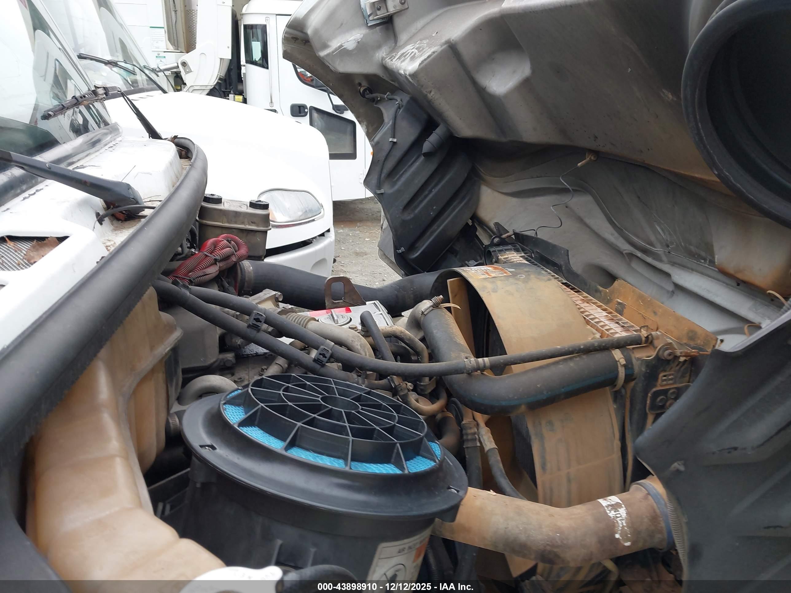 FREIGHTLINER M2 image 10