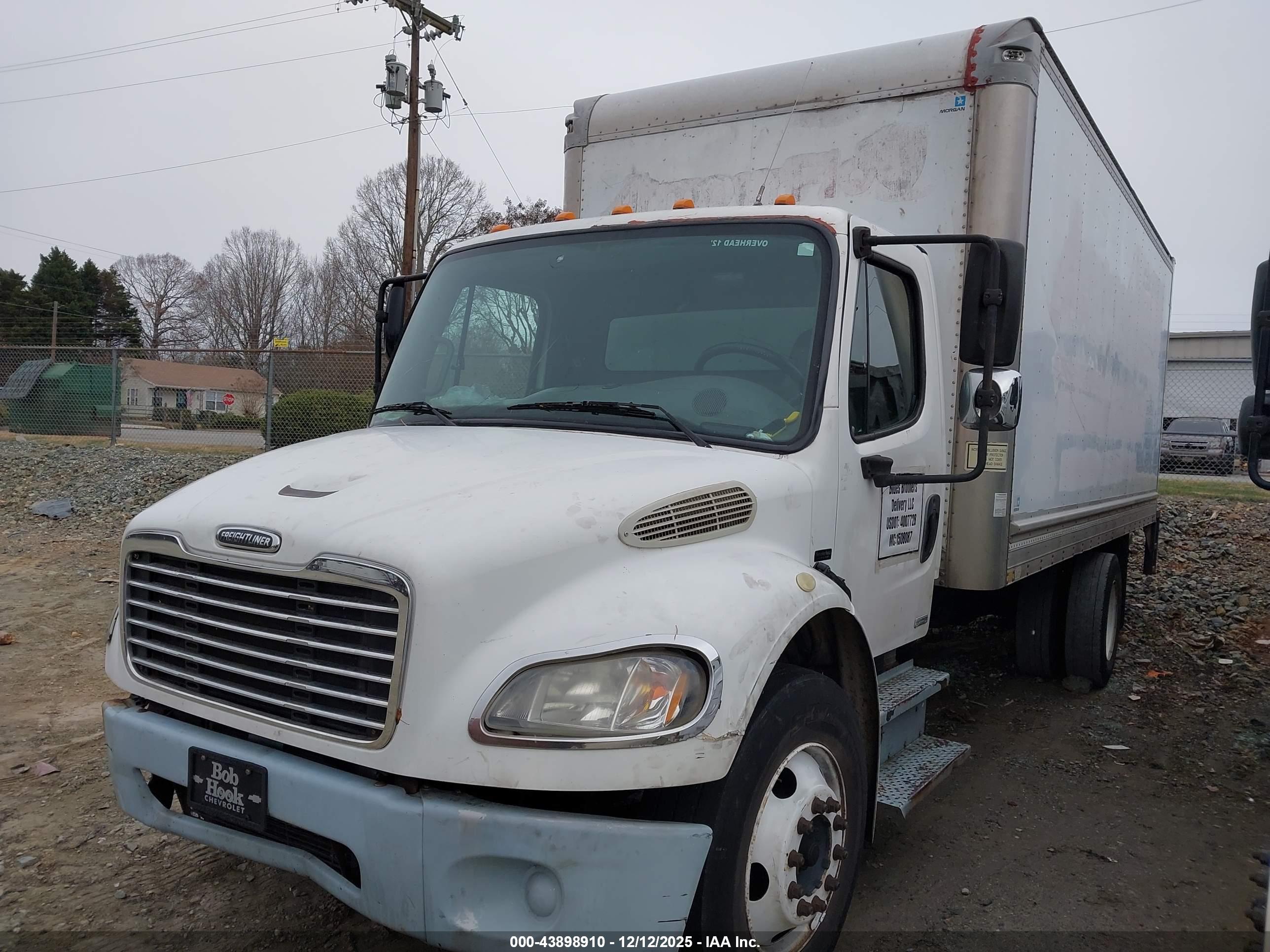 FREIGHTLINER M2 image 2