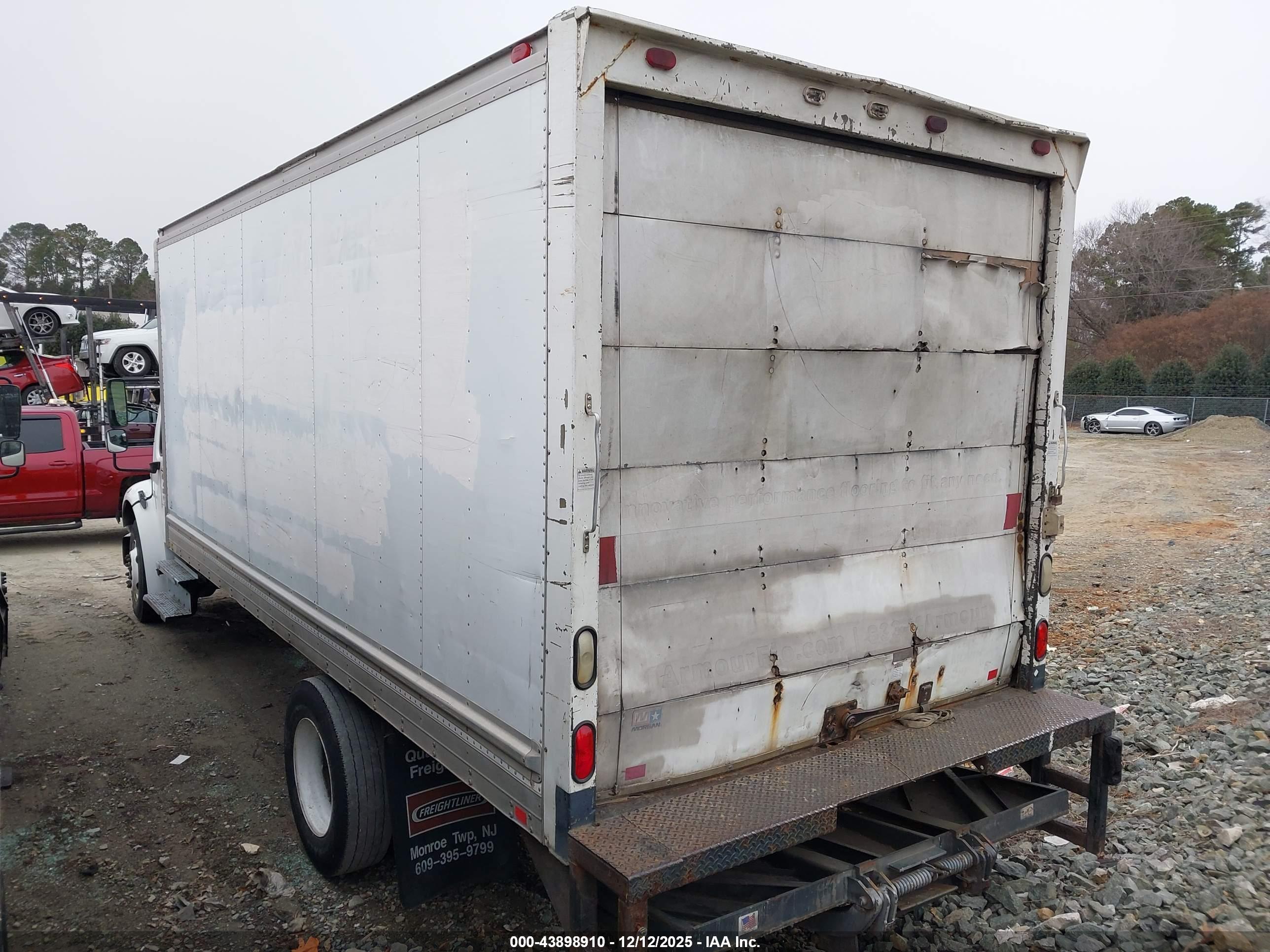 FREIGHTLINER M2 image 3