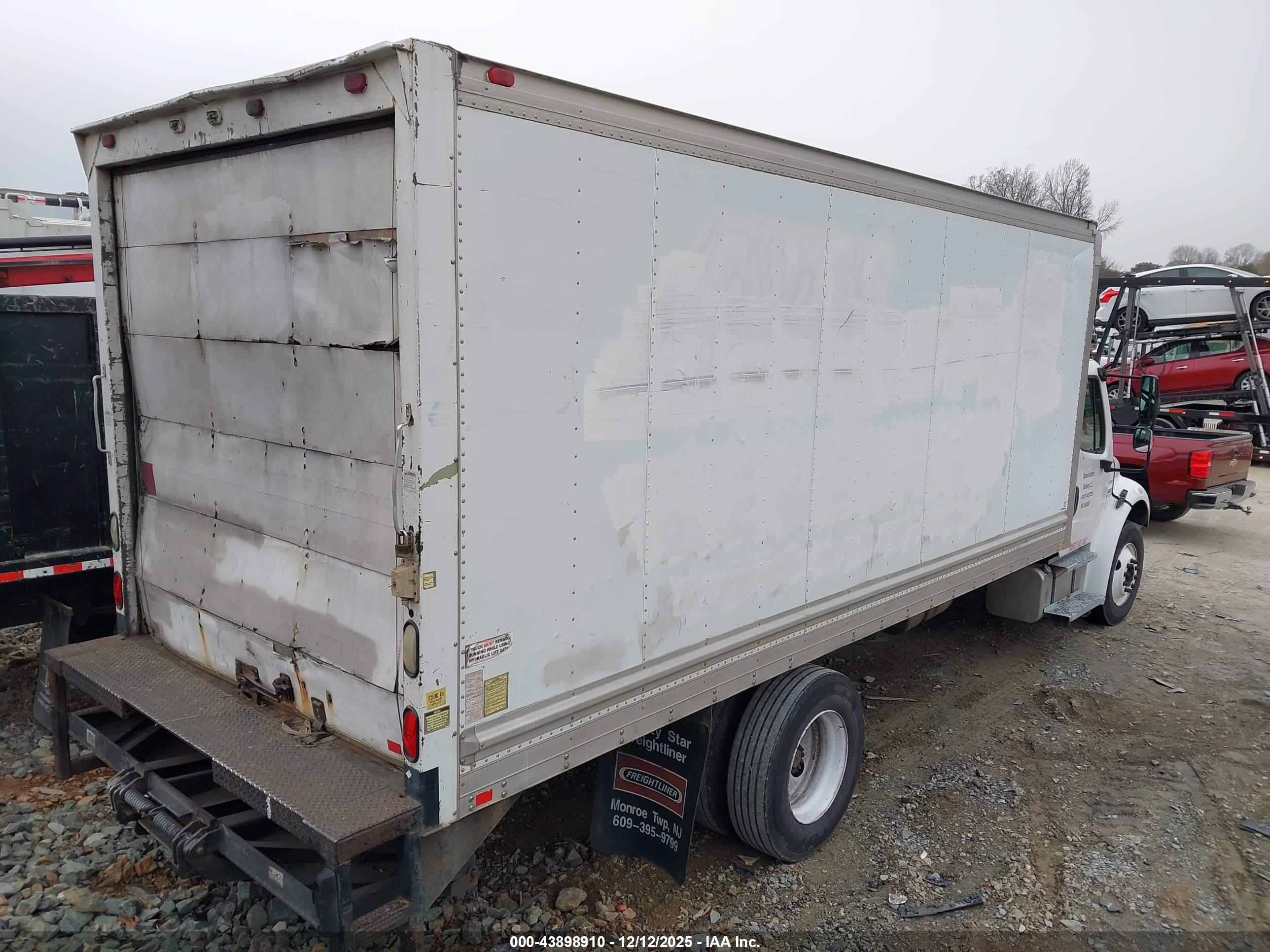 FREIGHTLINER M2 image 4