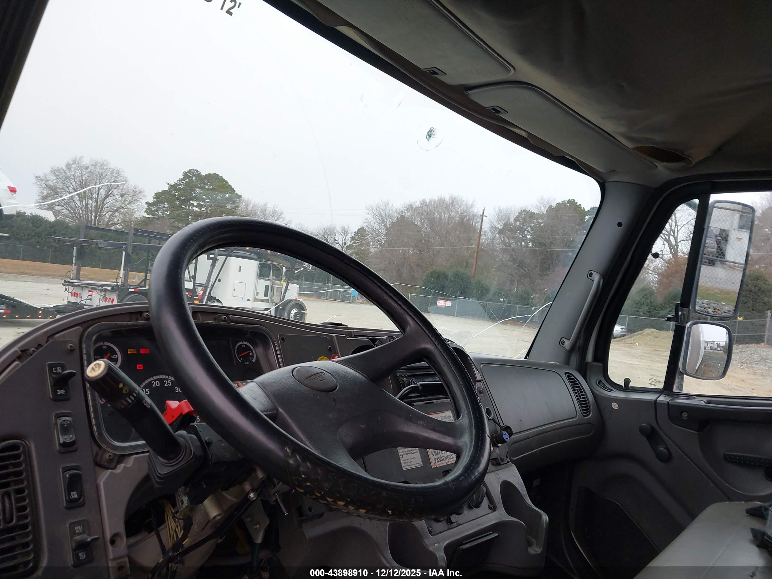 FREIGHTLINER M2 image 7