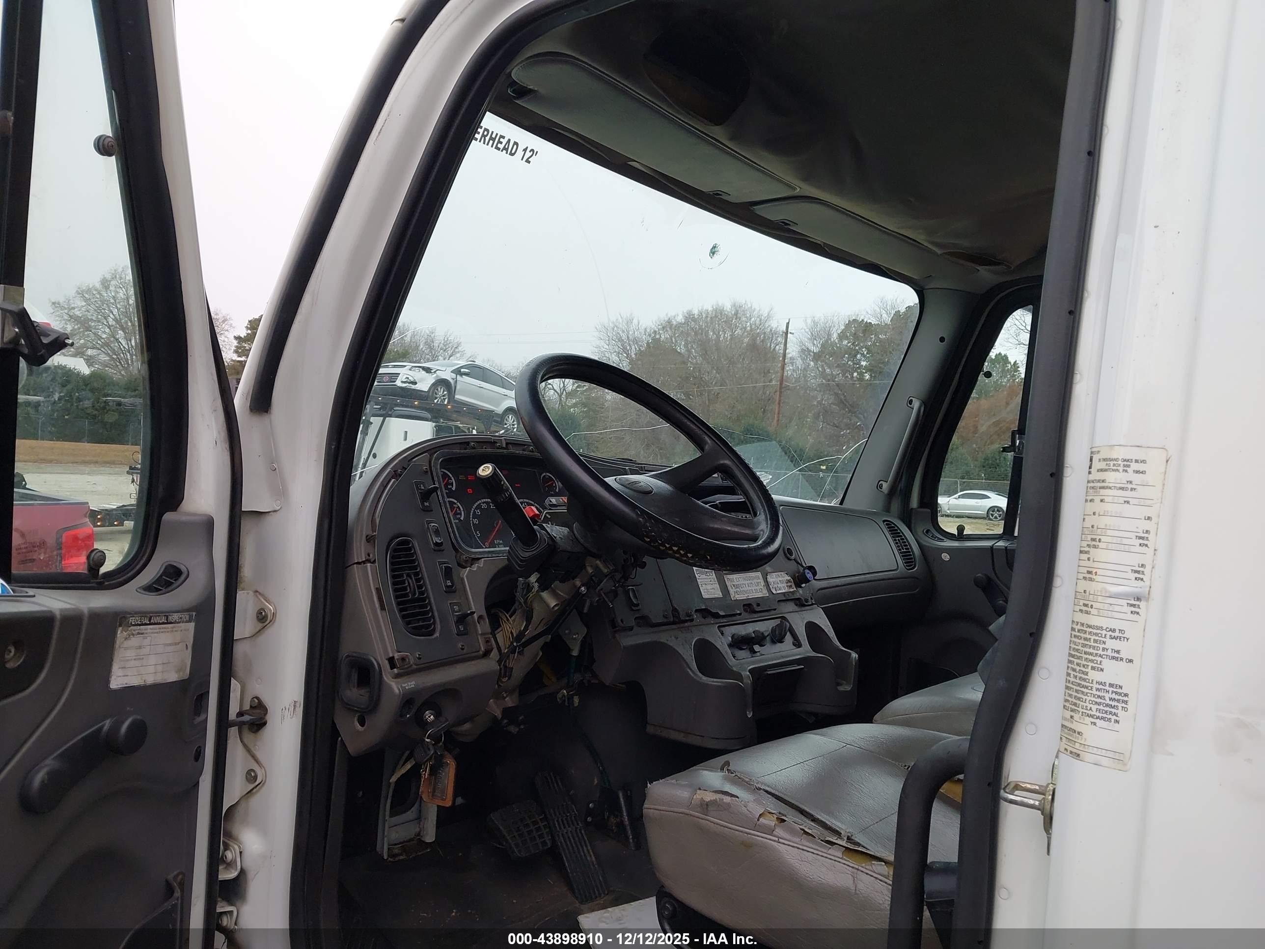 FREIGHTLINER M2 image 8