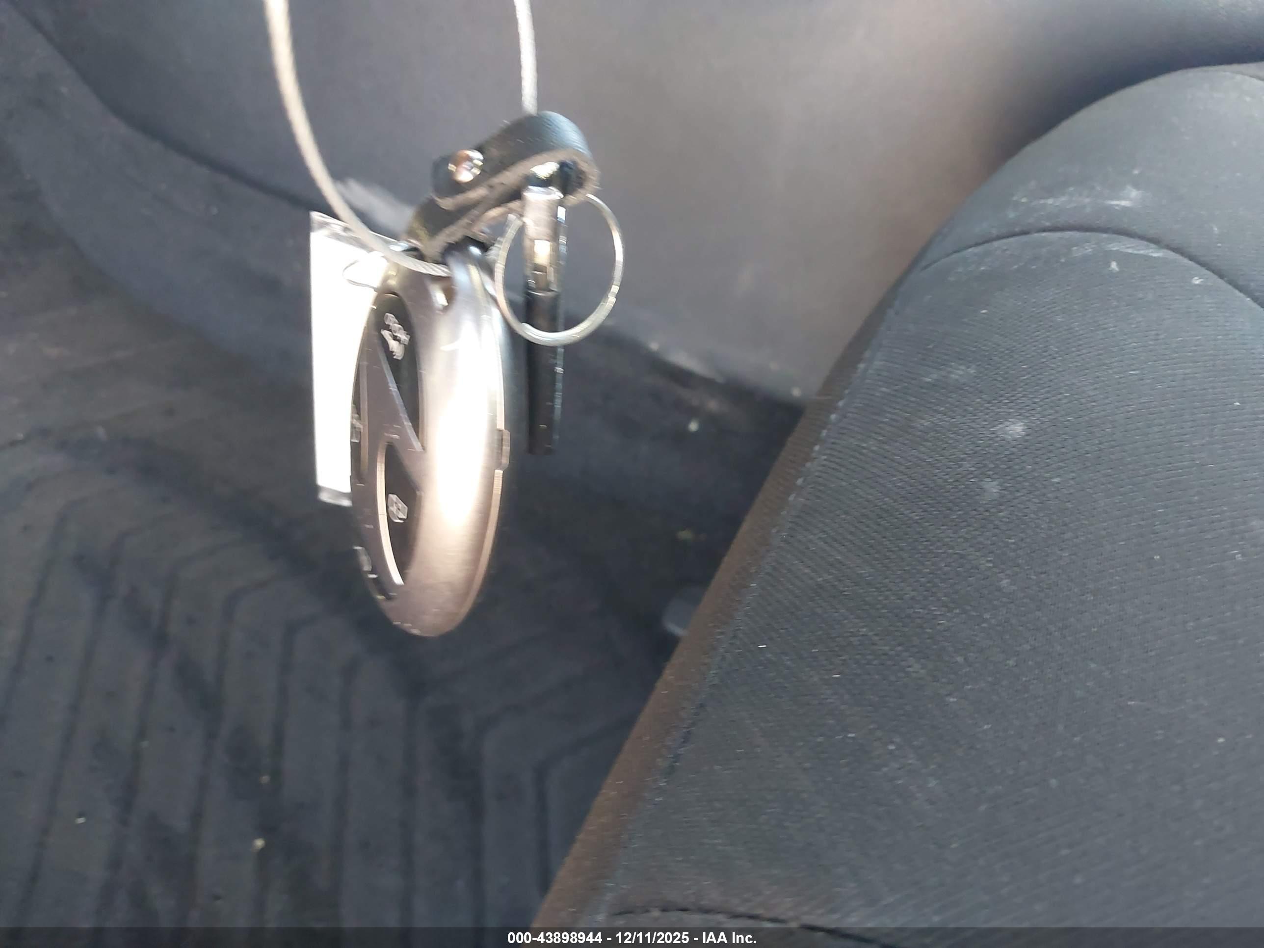 HYUNDAI ELANTRA image 11