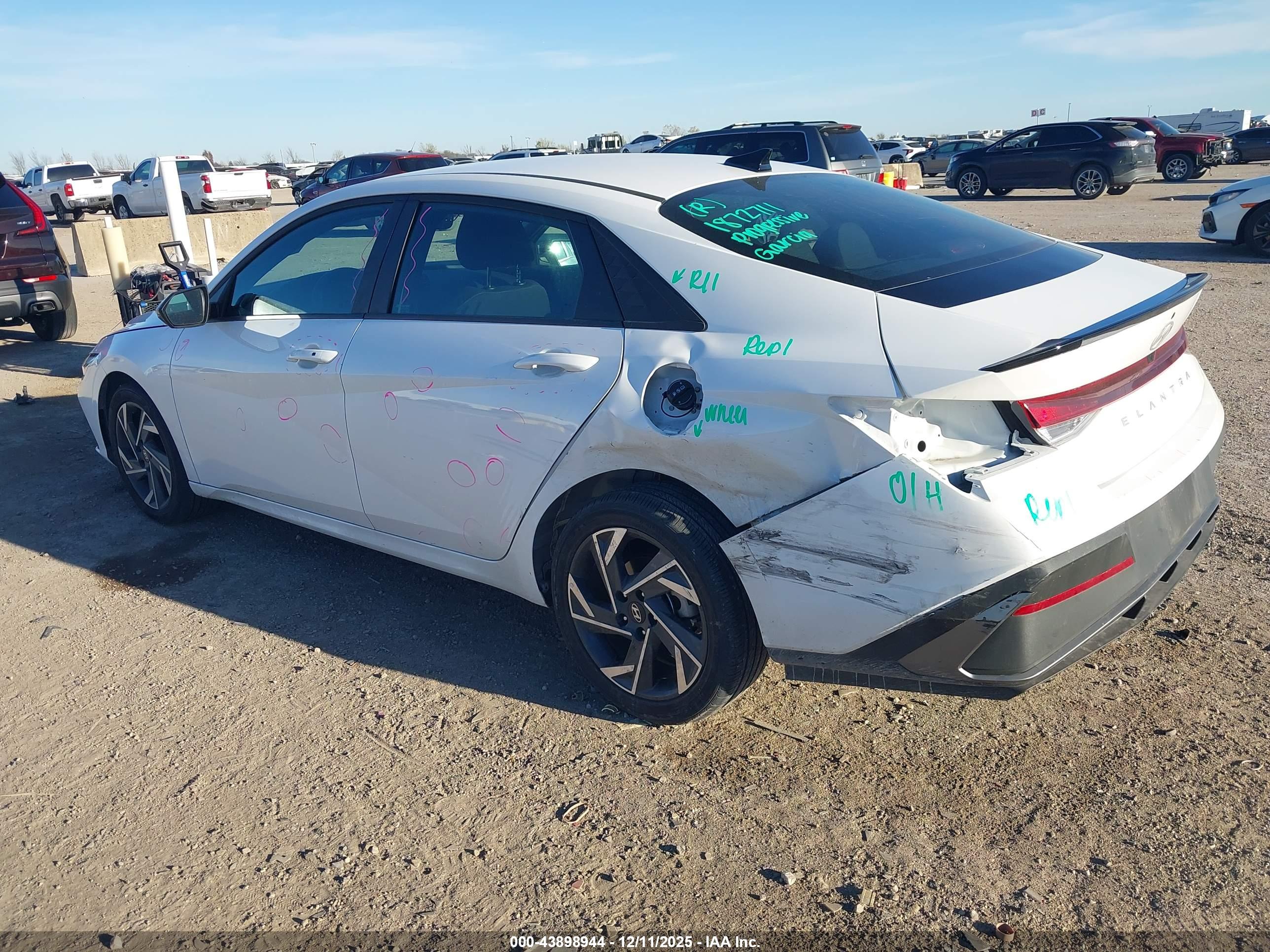 HYUNDAI ELANTRA image 3