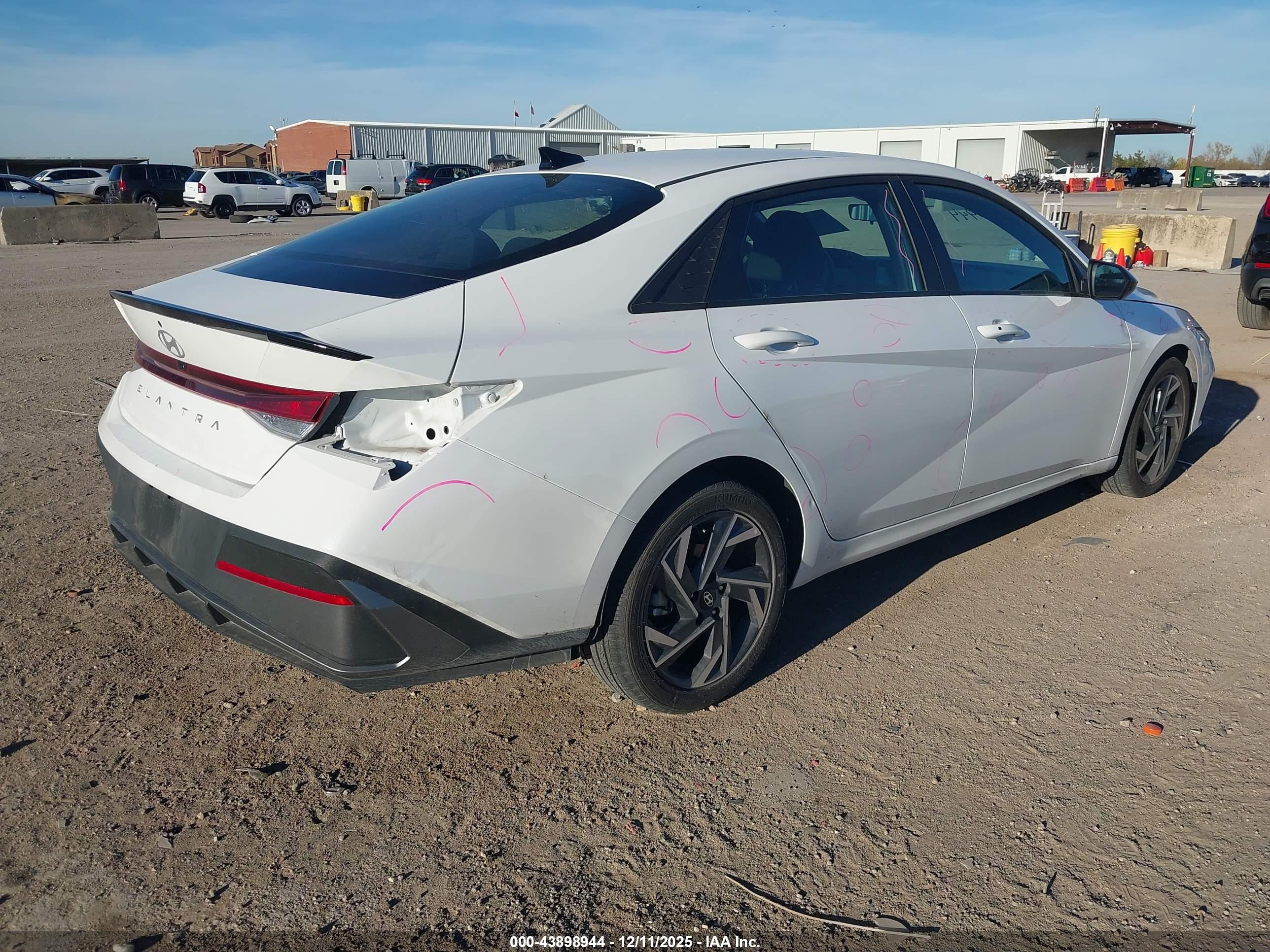 HYUNDAI ELANTRA image 4