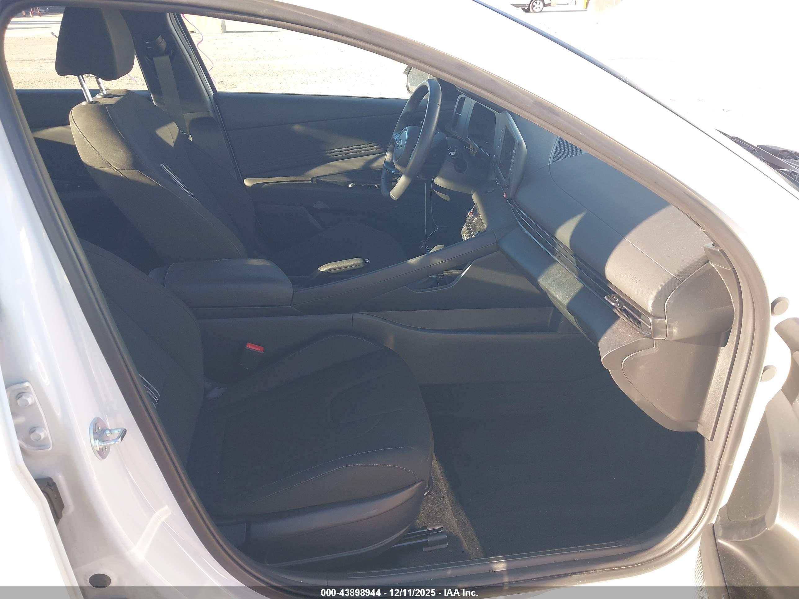 HYUNDAI ELANTRA image 5