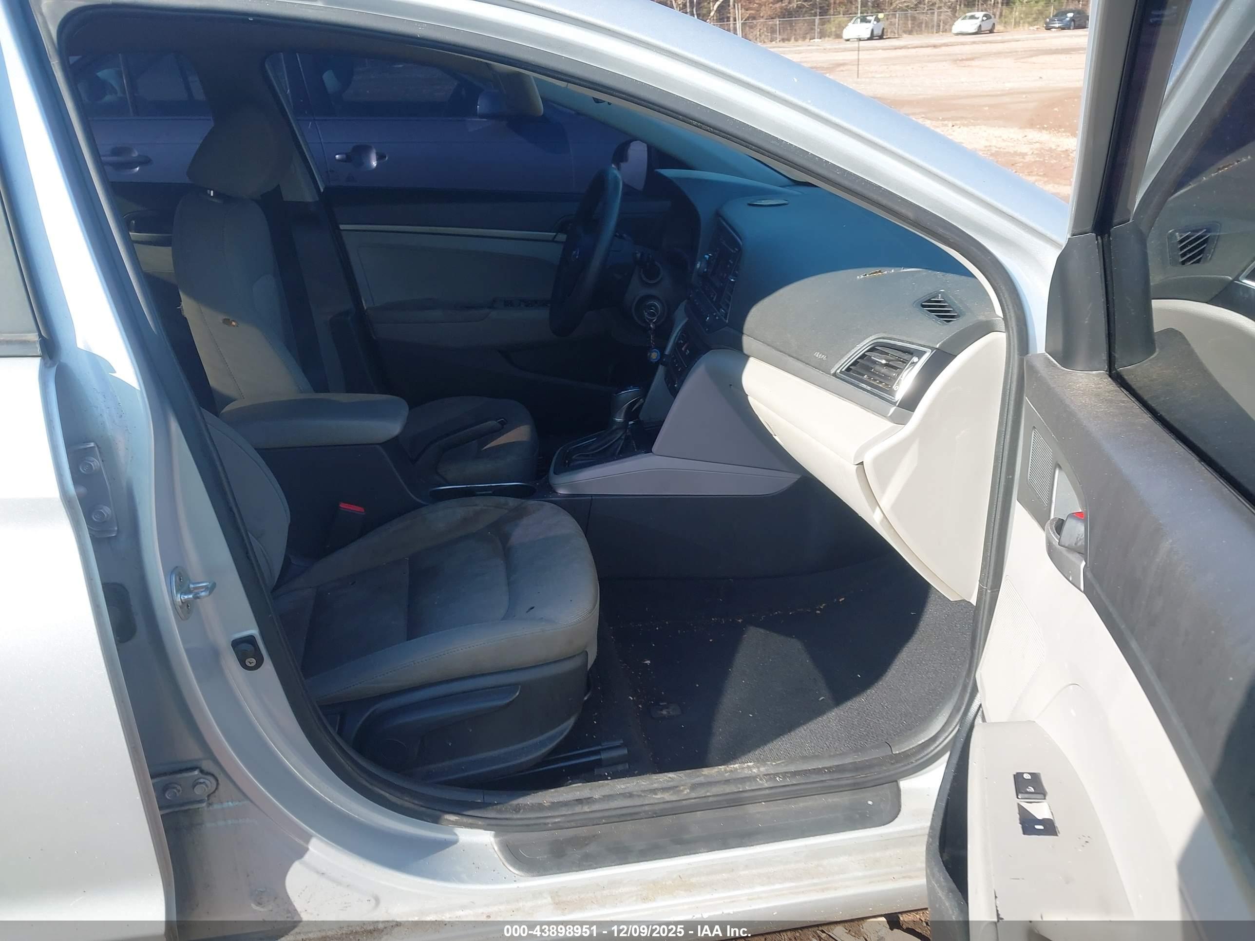 HYUNDAI ELANTRA image 5