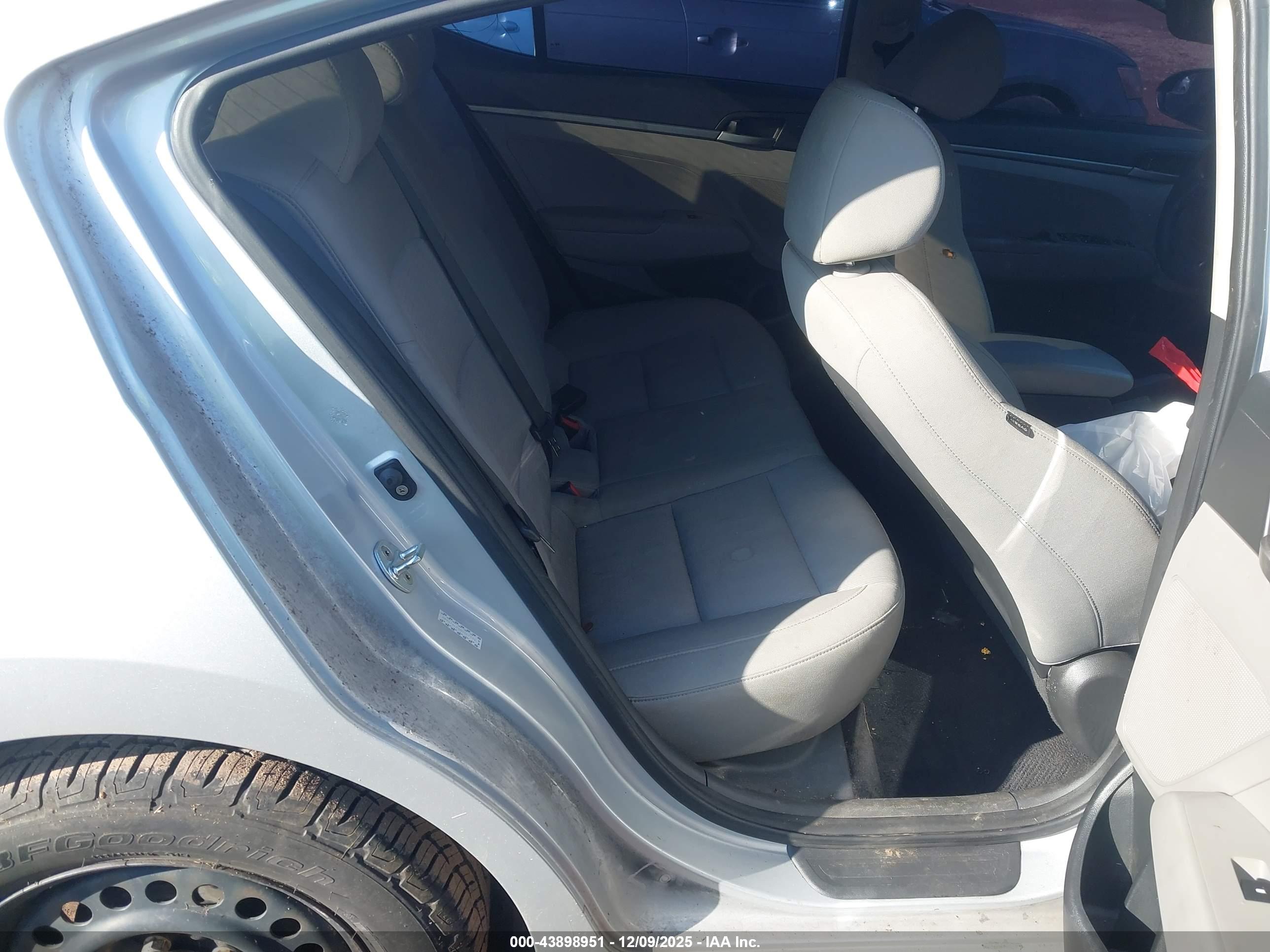 HYUNDAI ELANTRA image 8