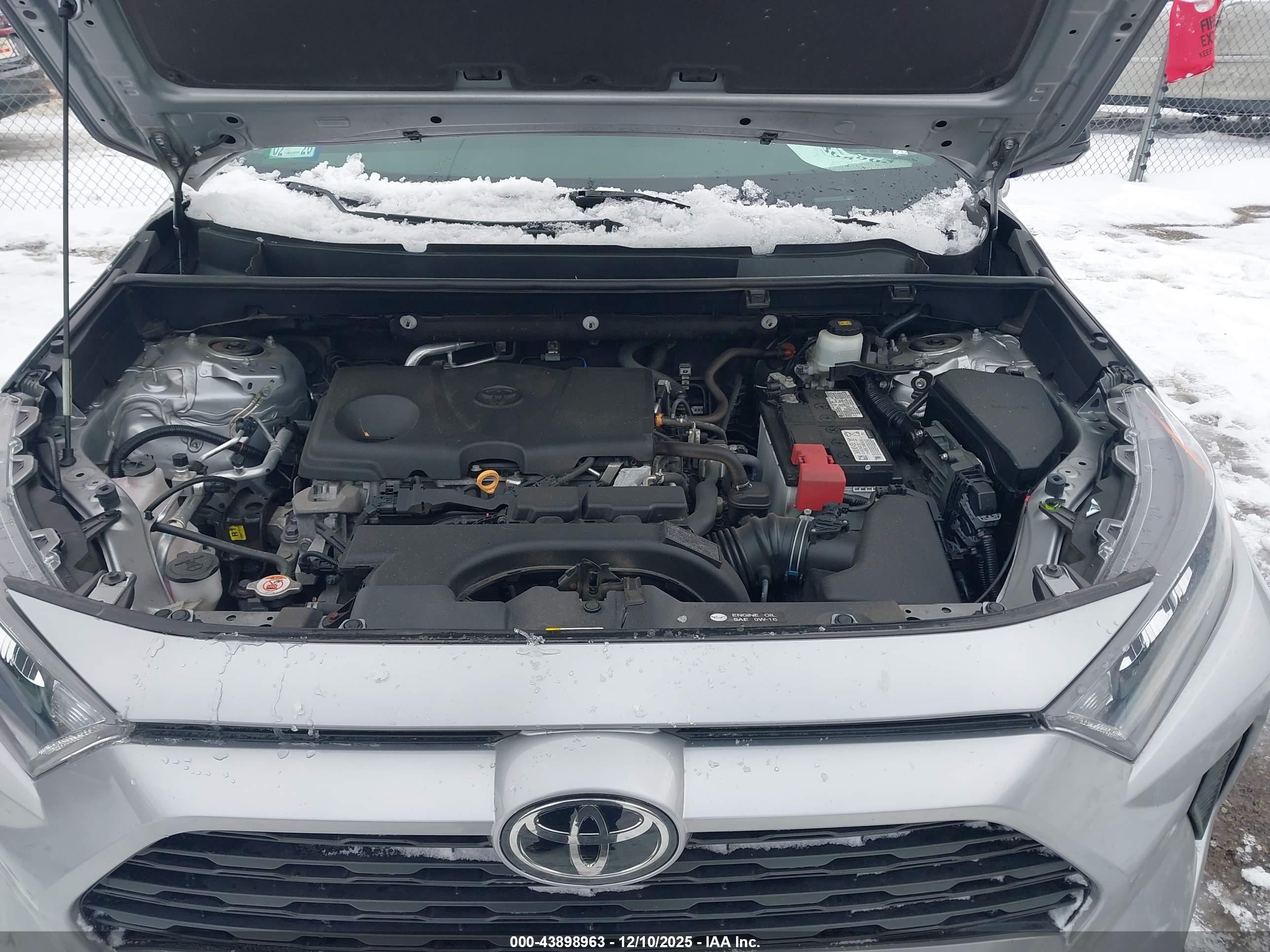 TOYOTA RAV4 image 10