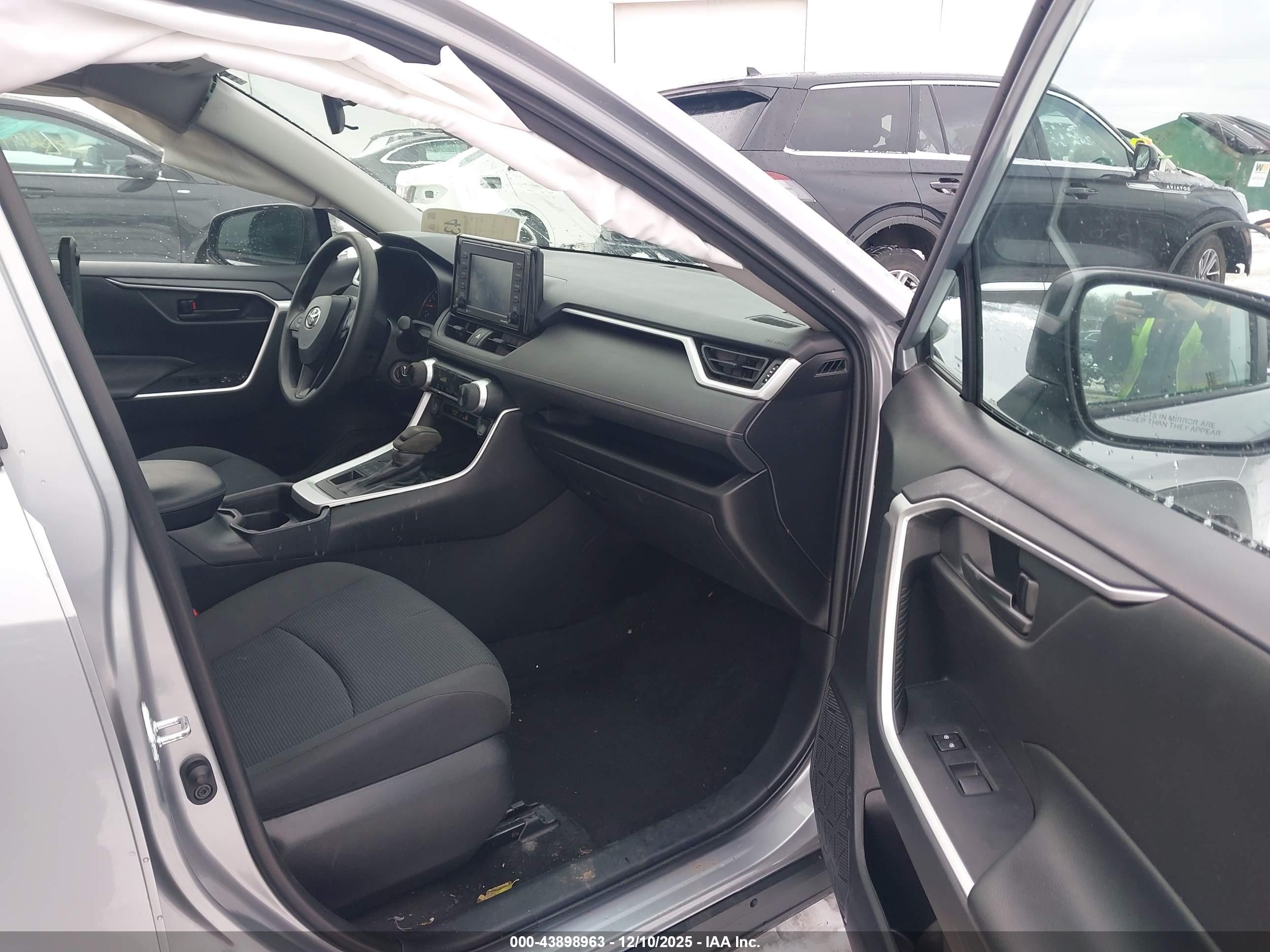 TOYOTA RAV4 image 5