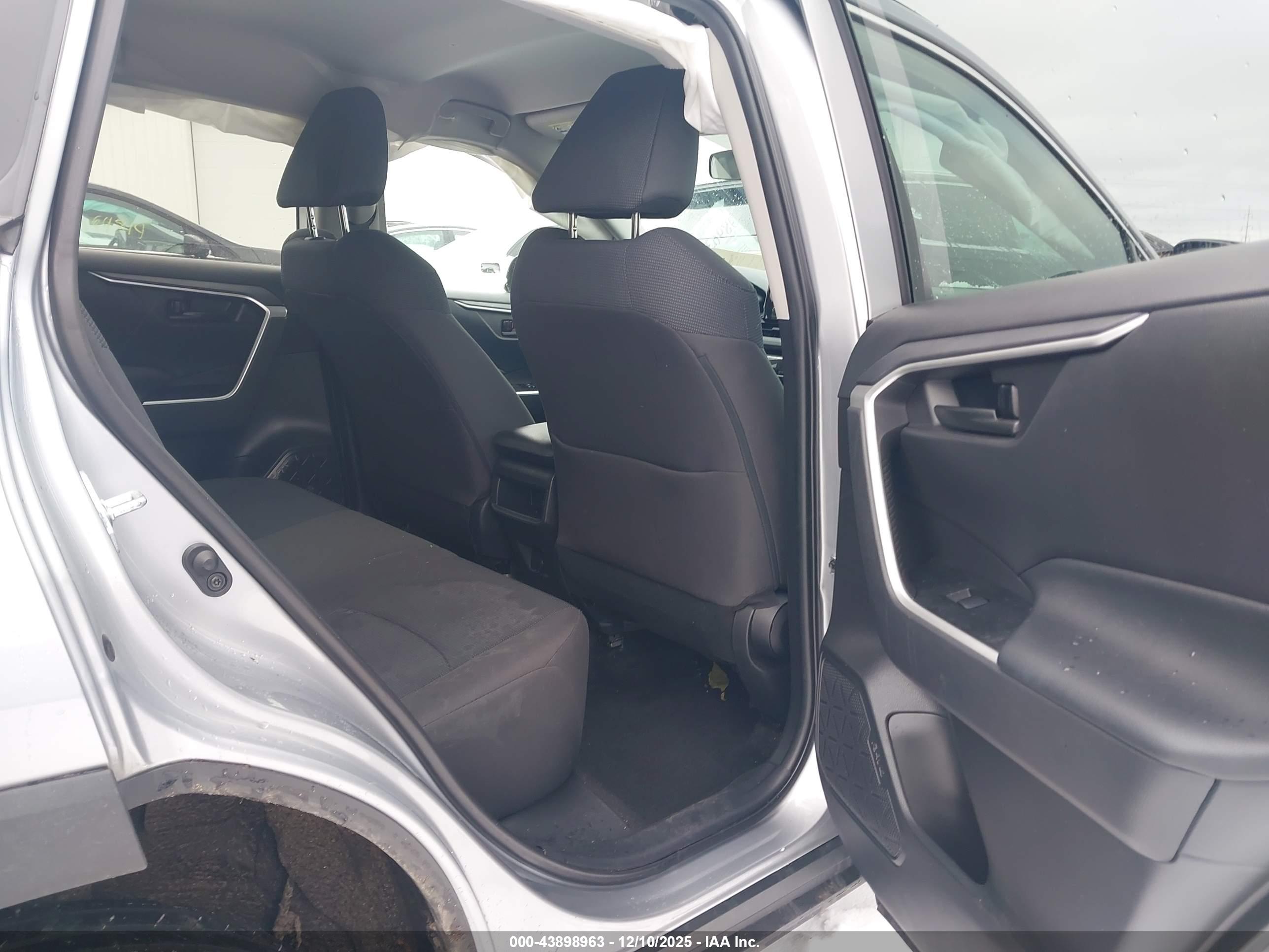 TOYOTA RAV4 image 8