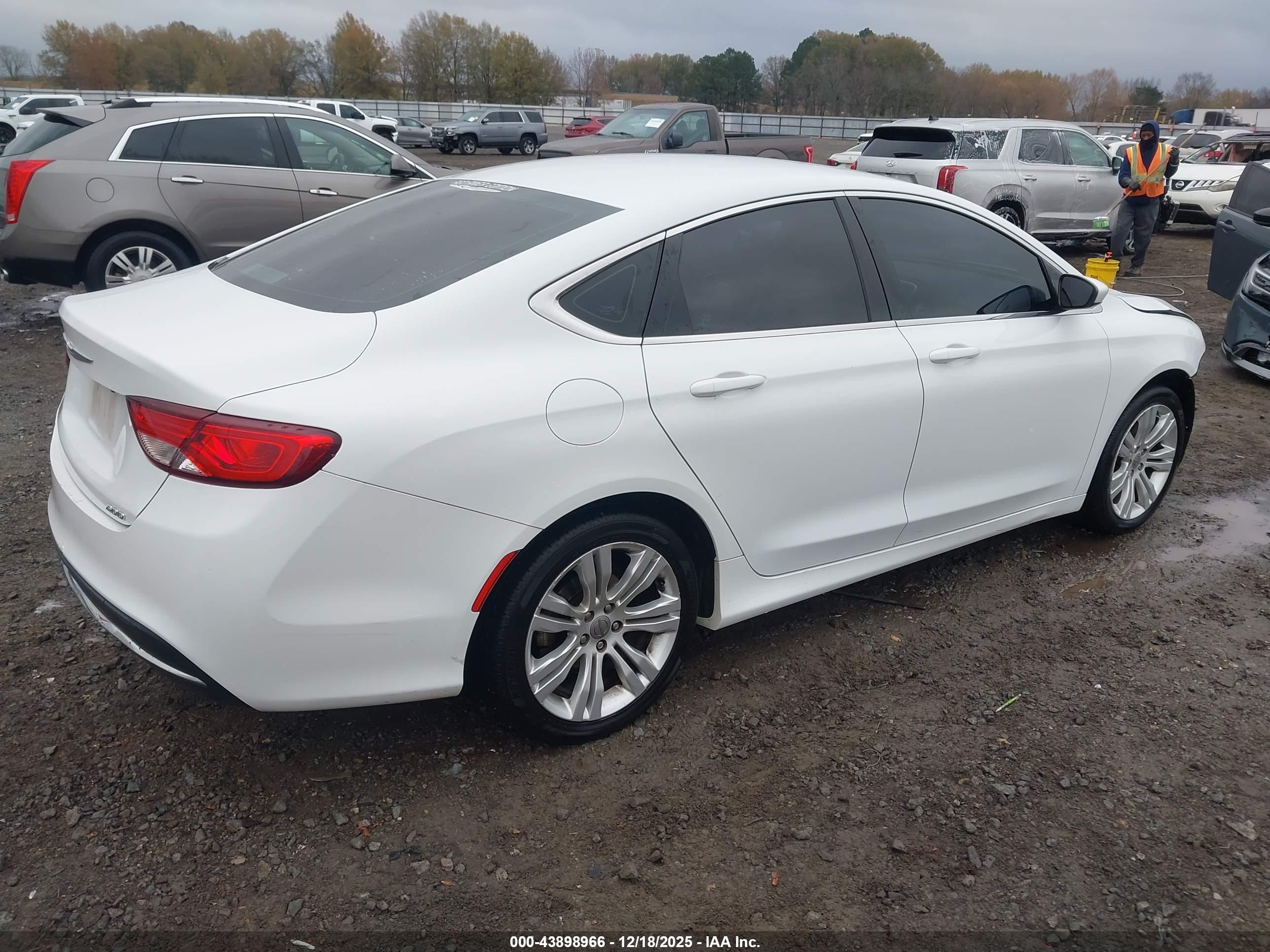 CHRYSLER 200 image 4