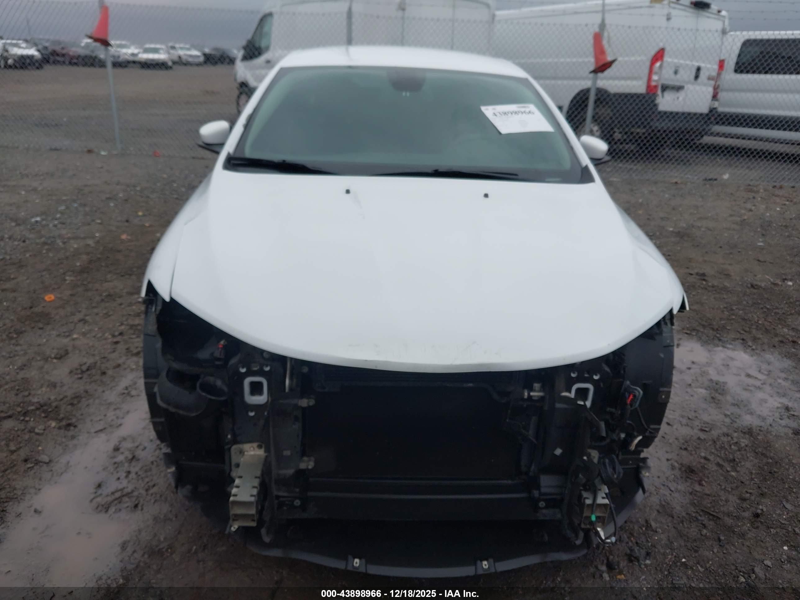 CHRYSLER 200 image 6