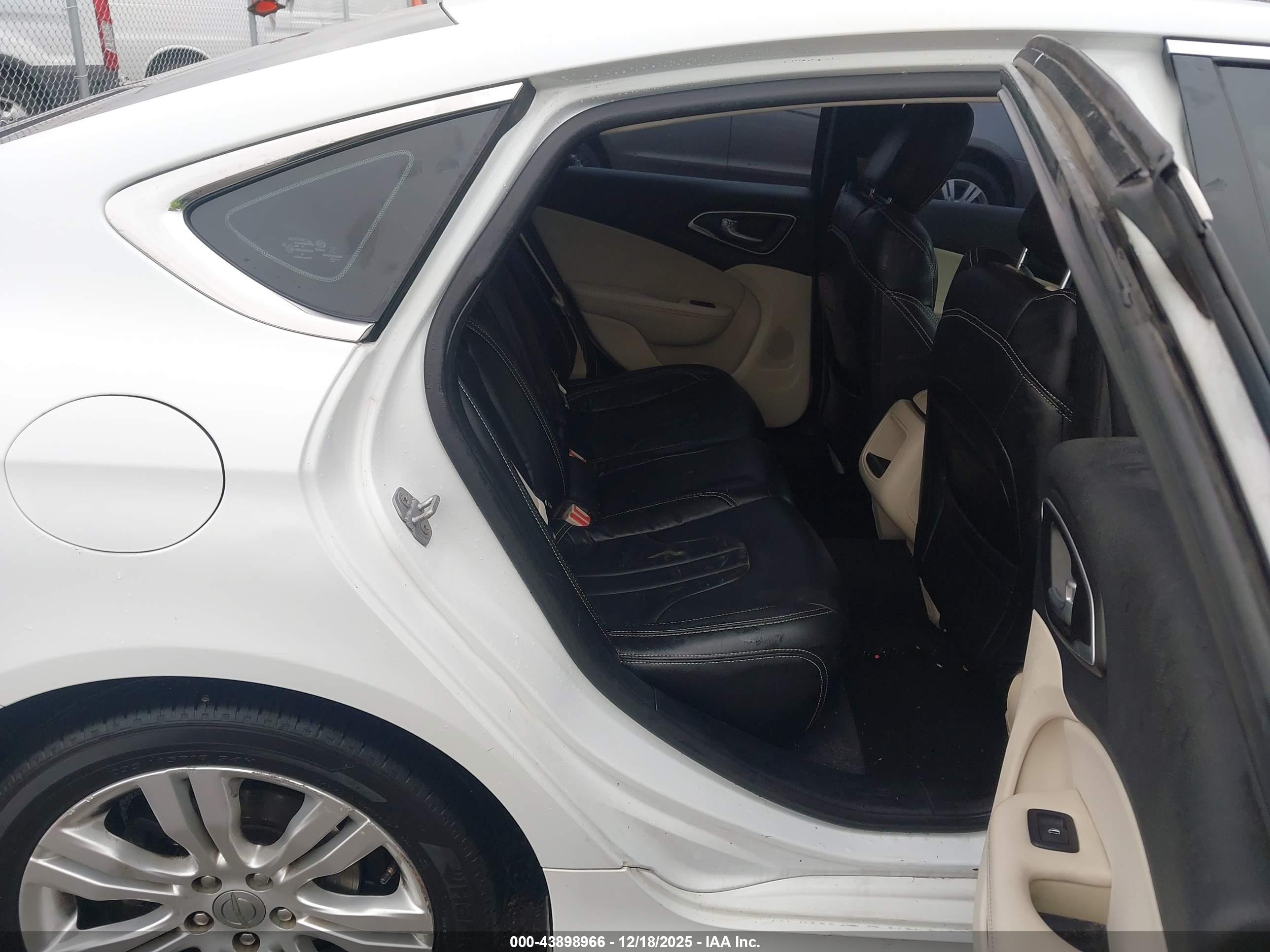 CHRYSLER 200 image 8