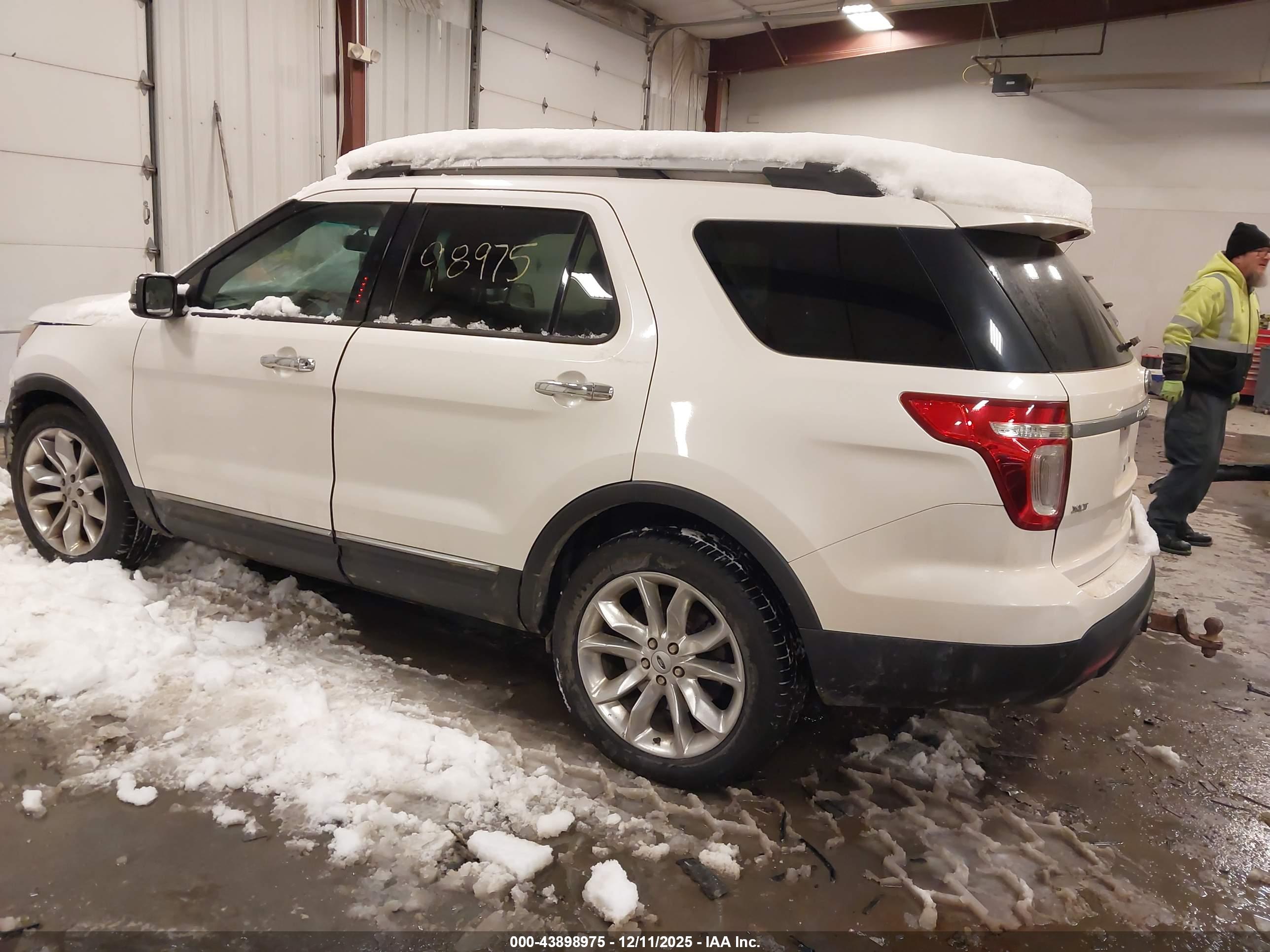 FORD EXPLORER image 3