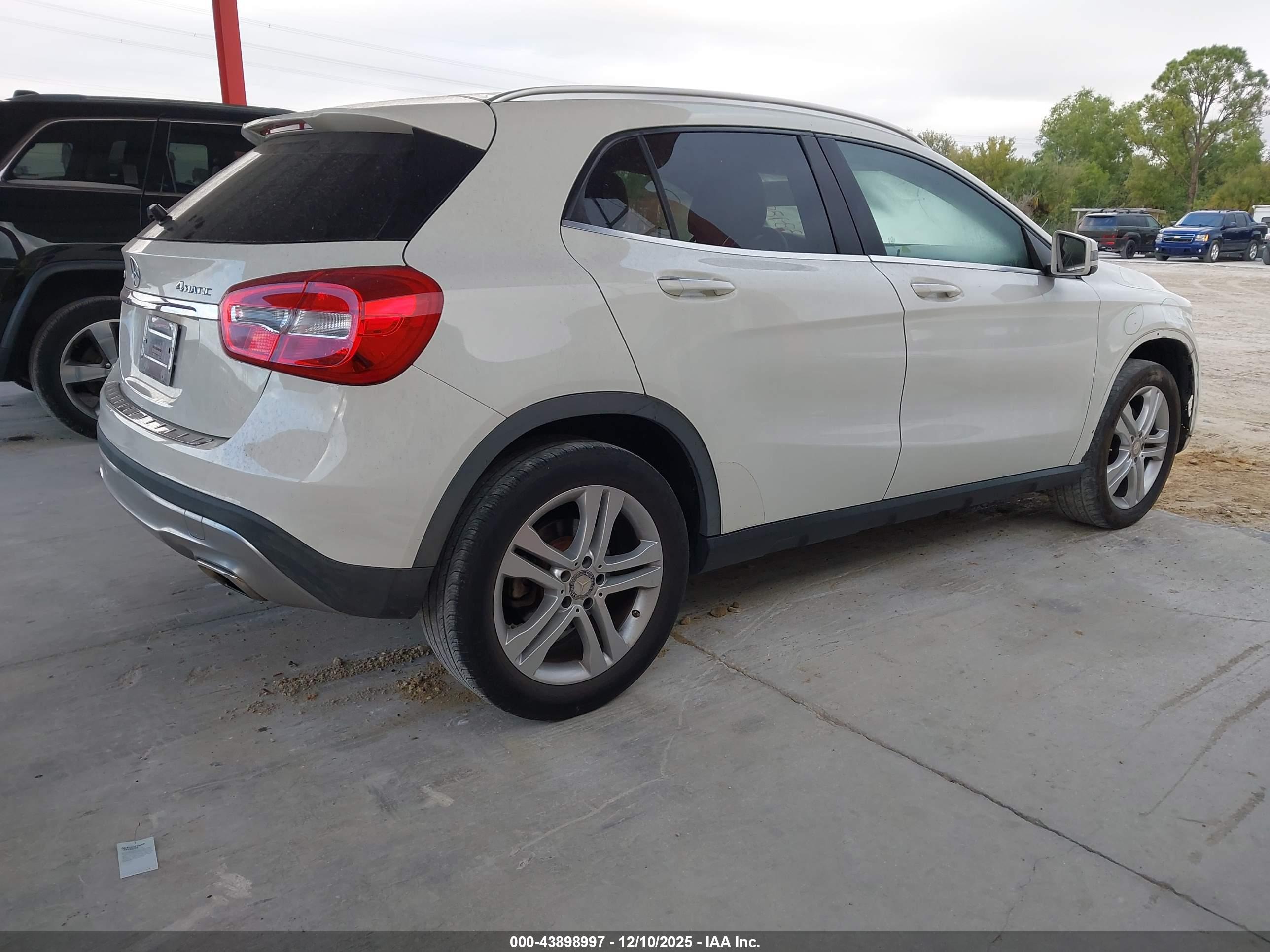 MERCEDES-BENZ GLA image 4