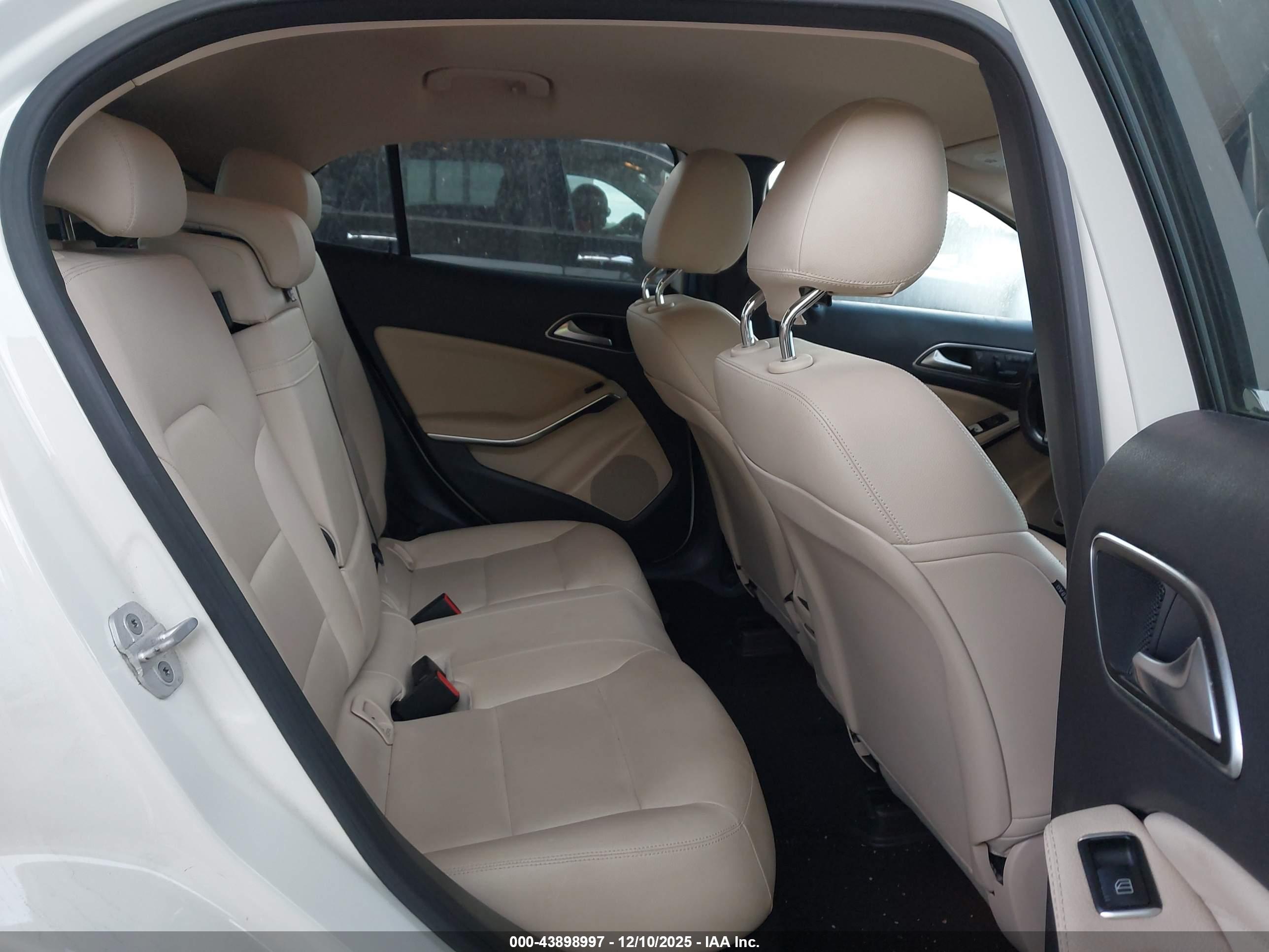 MERCEDES-BENZ GLA image 8
