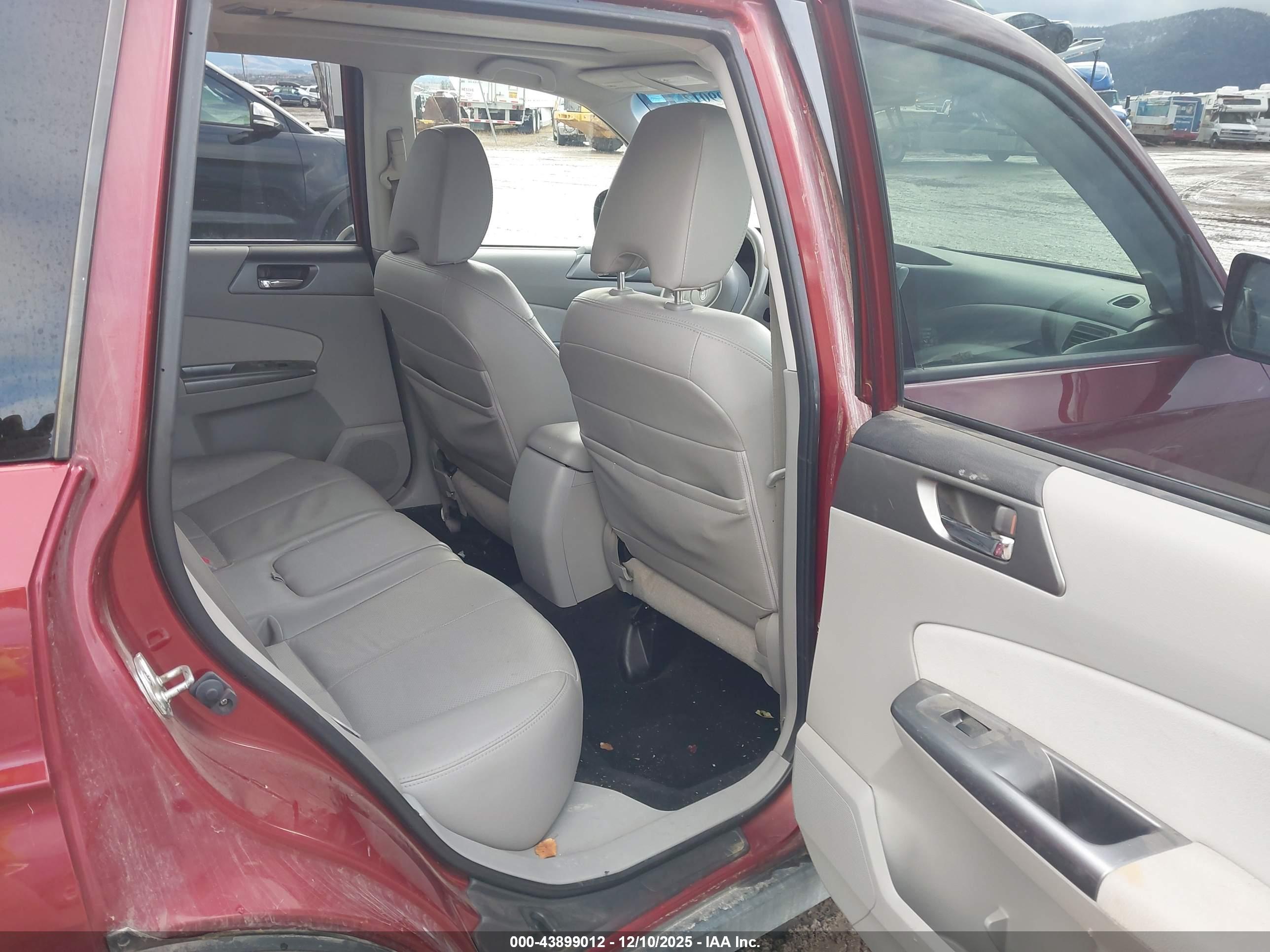 SUBARU FORESTER image 8